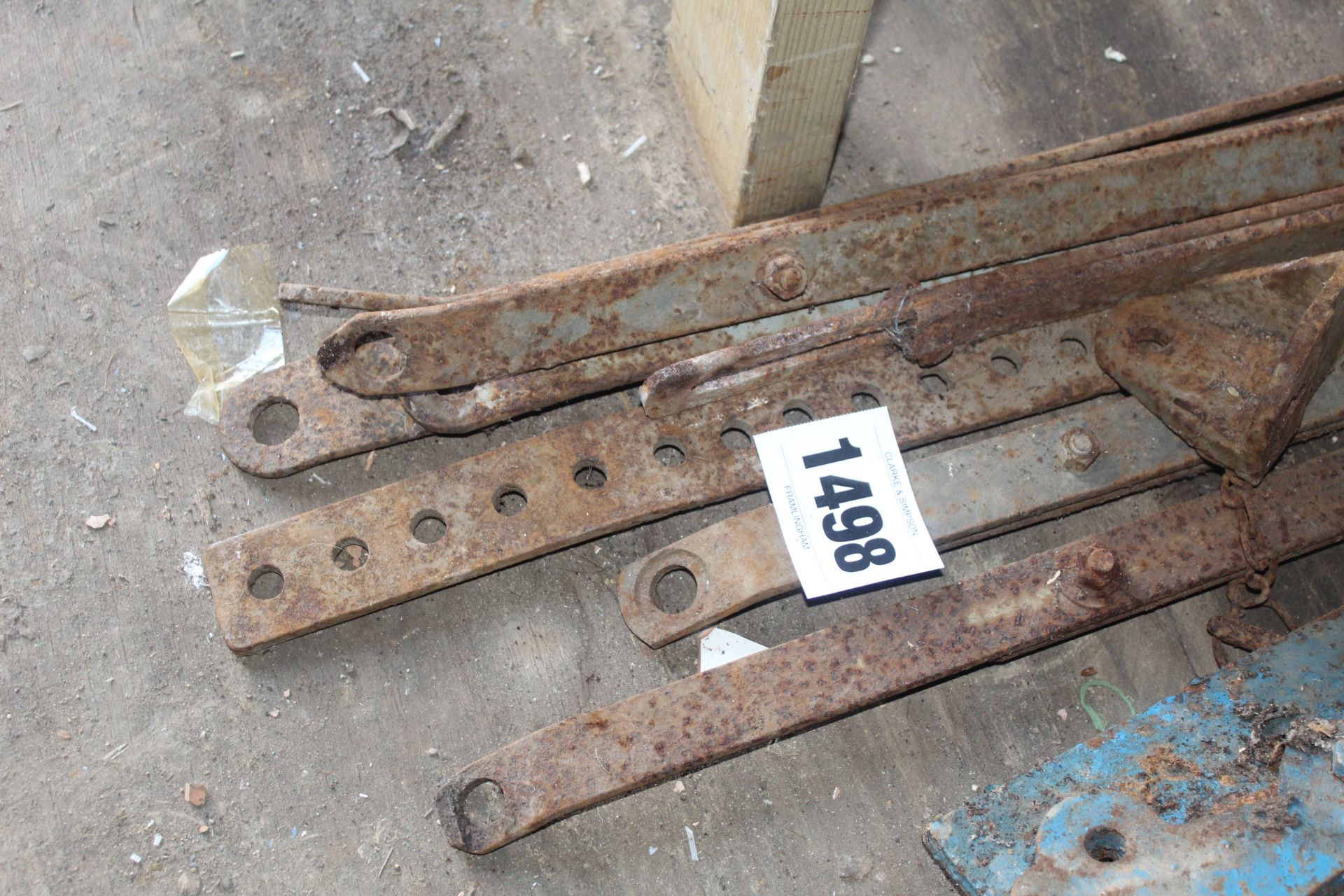 Various Ferguson/ Massey Ferguson linkage. V - Image 2 of 3