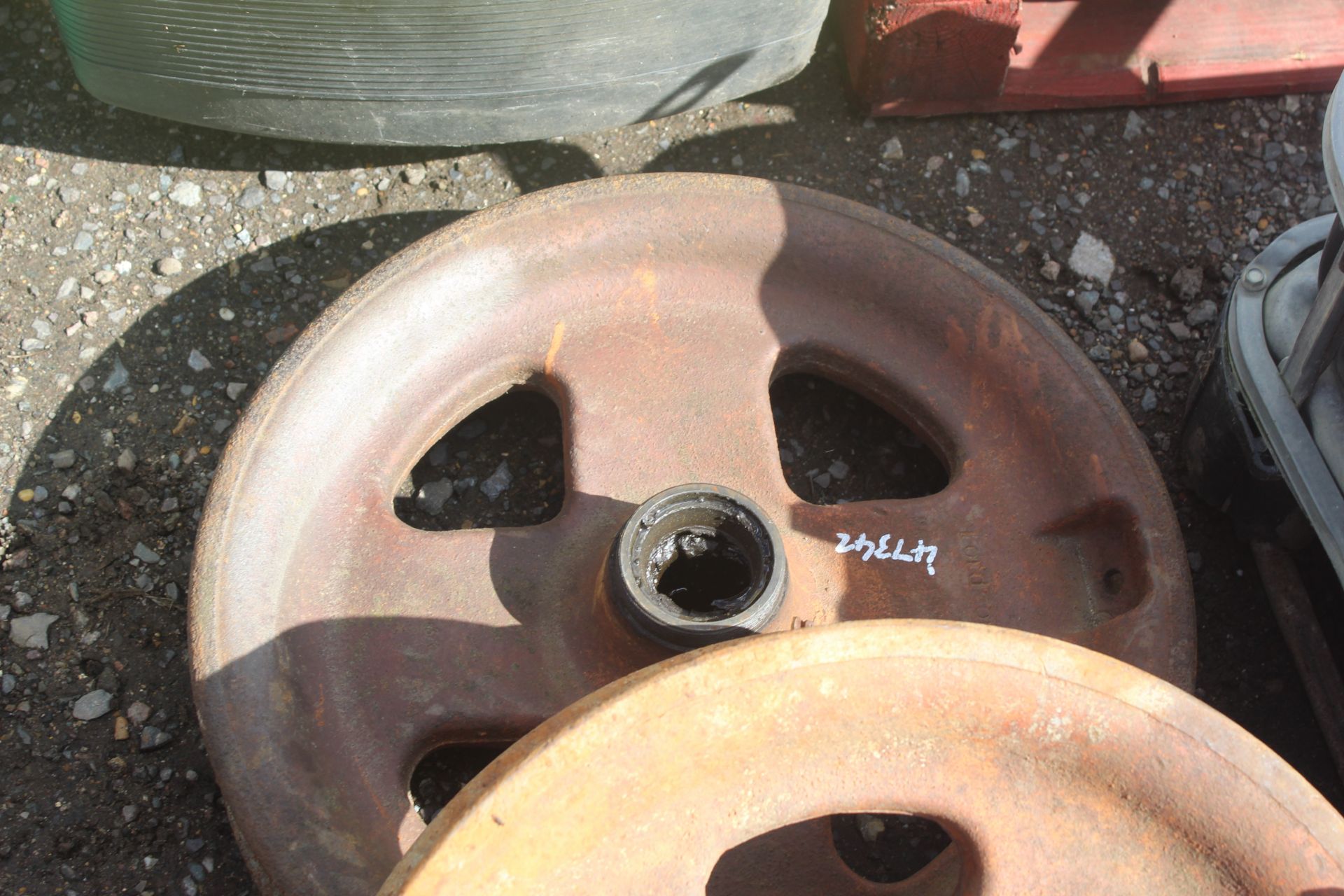 Pair of Fordson cast front wheels. - Bild 3 aus 3