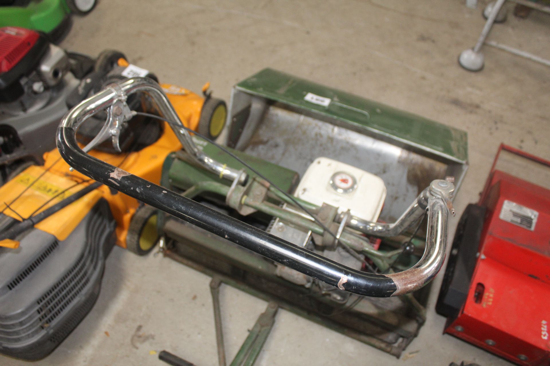 Atco B30 Royal lawn mower. With roller seat and grass box. From local deceased estate. - Image 8 of 11