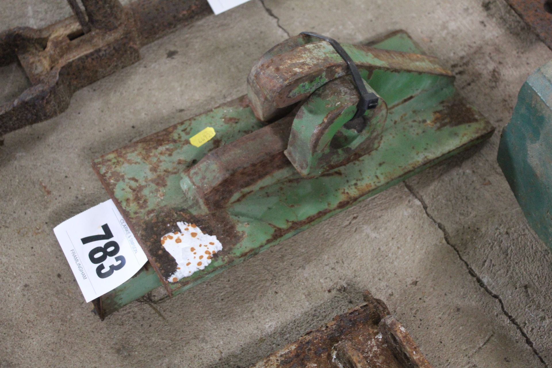 **CATALOGUE CHANGE** JCB Q-Fit bracket parts. V