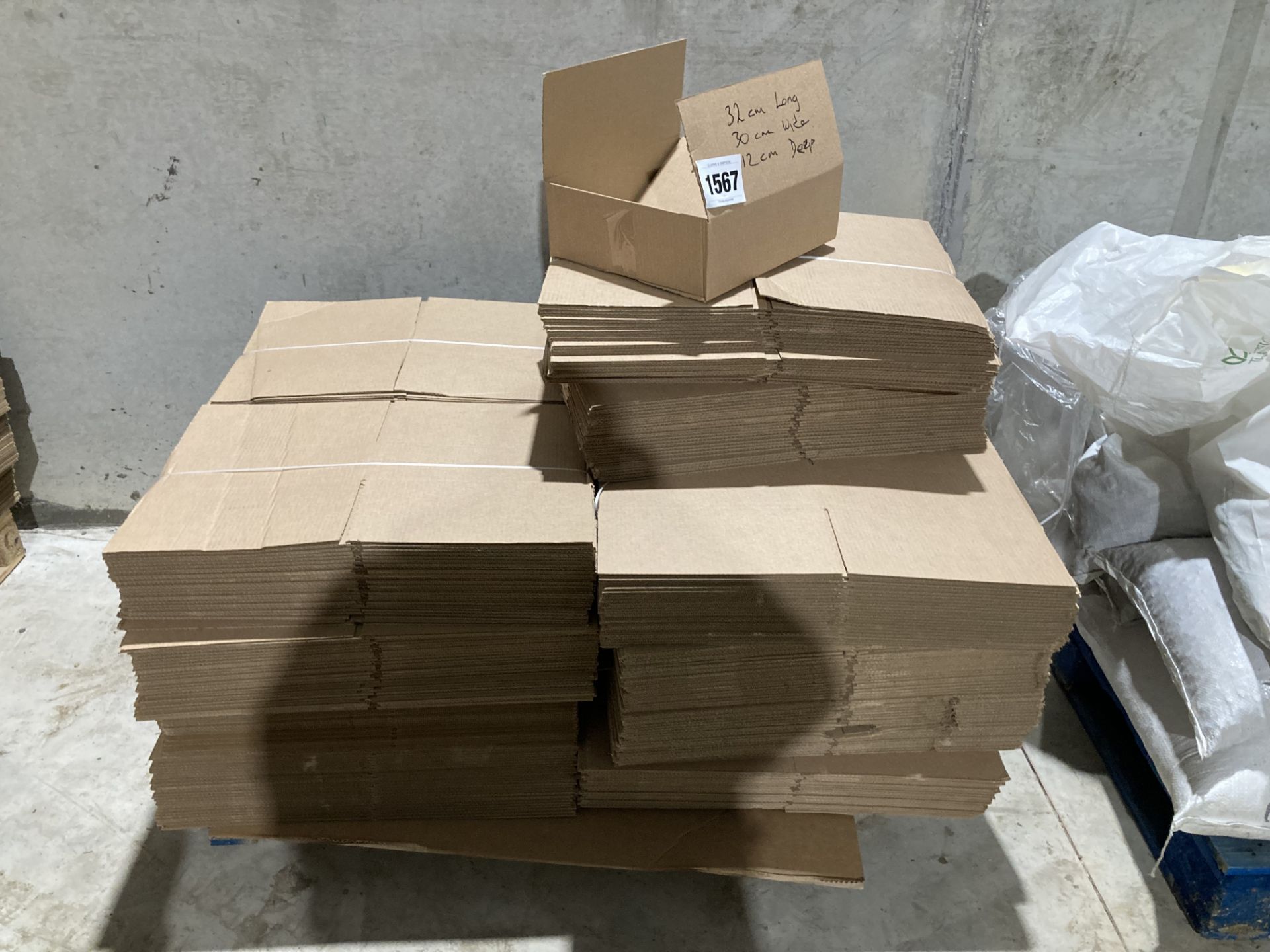 Part pallet of approx 32x30x12 single wall cardboa