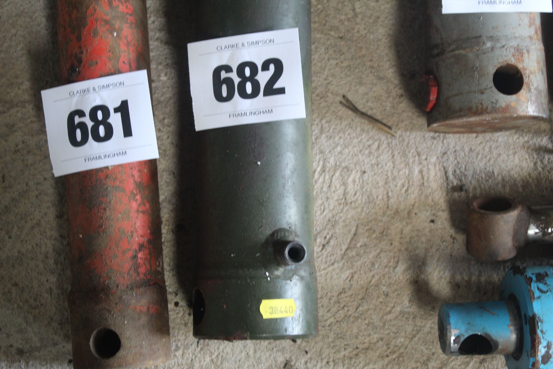 ** Updated Description ** Hydraulic ram. V - Bild 2 aus 4