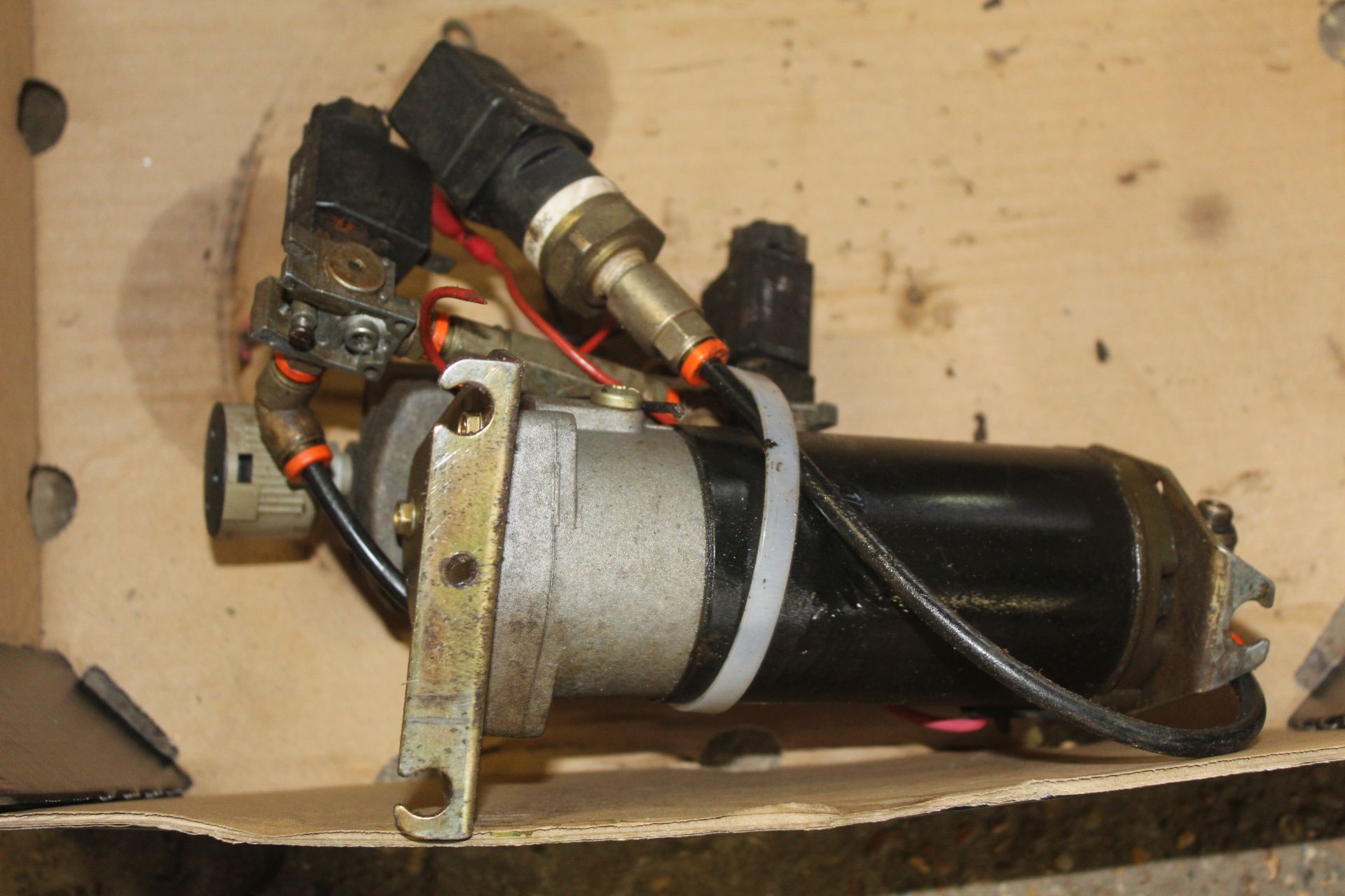 Thomas 12v air compressor & solenoids. V - Image 2 of 2