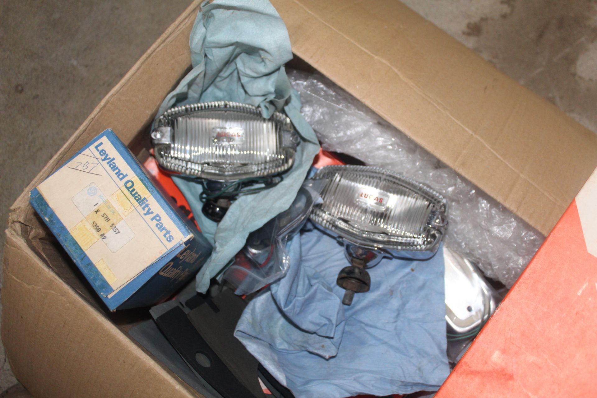 Box of MGB lamps and parts. - Bild 2 aus 2