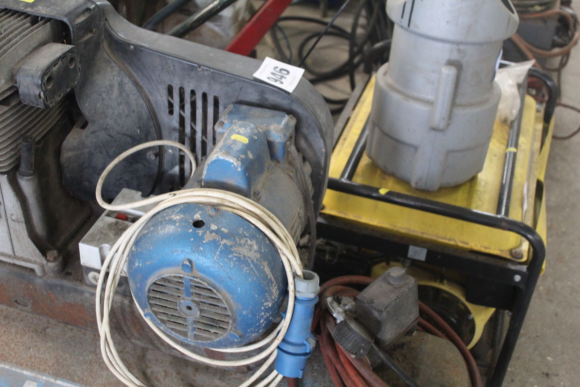 Mo-Go 240v air compressor. With hose and gun. - Image 3 of 8