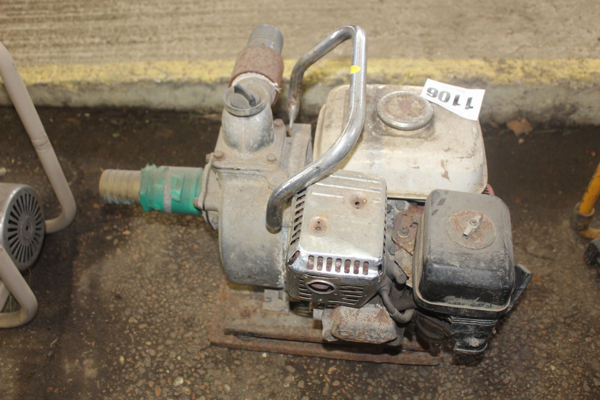 Honda water pump. V - Image 2 of 2