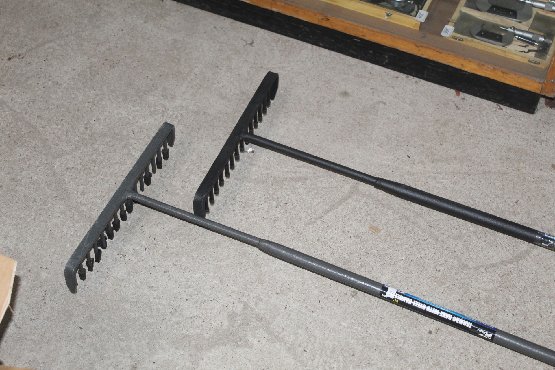 2x Heavy duty steel rakes. V - Image 2 of 5