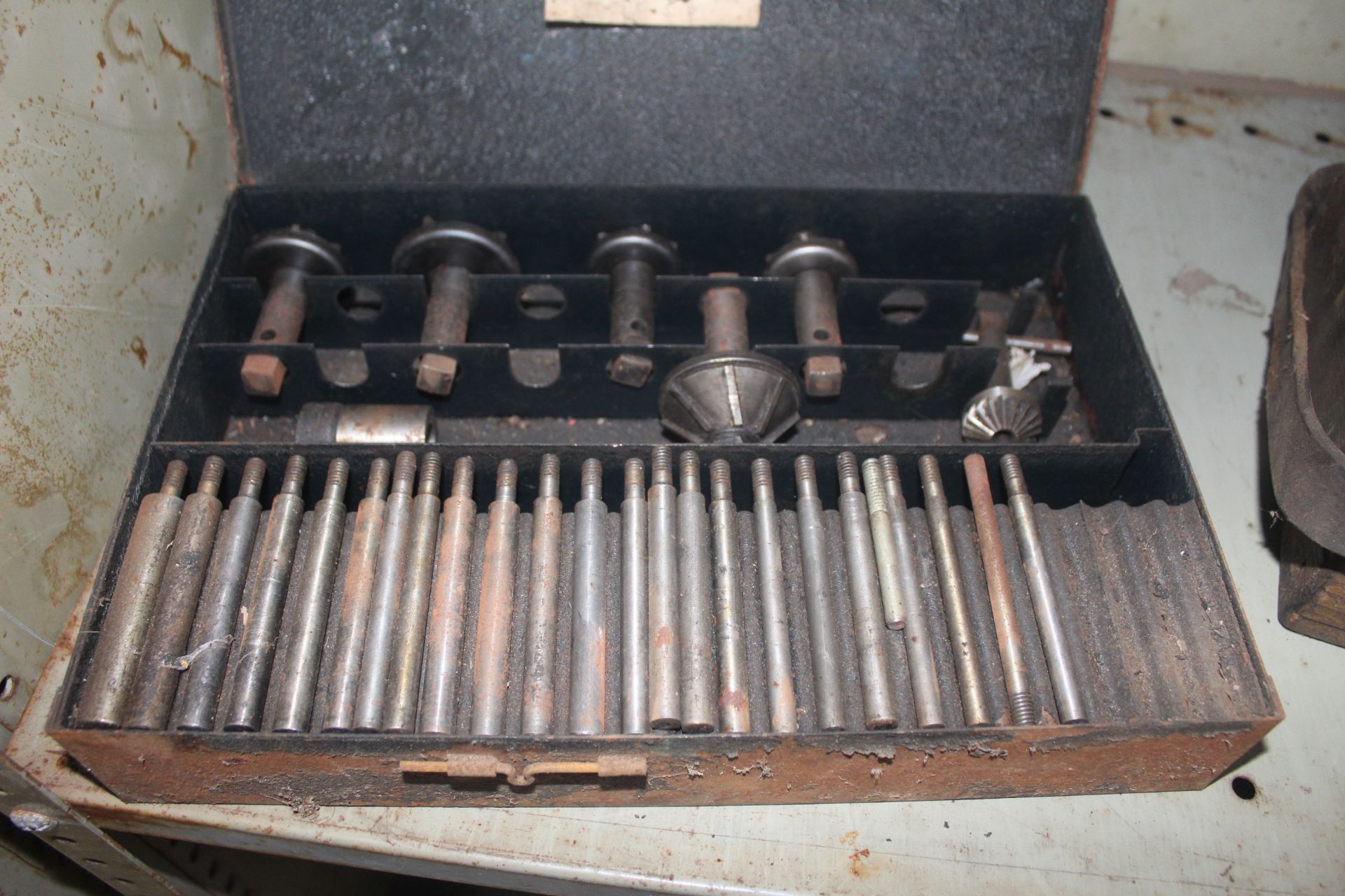 Cased valve seat grinding set. V - Image 2 of 2