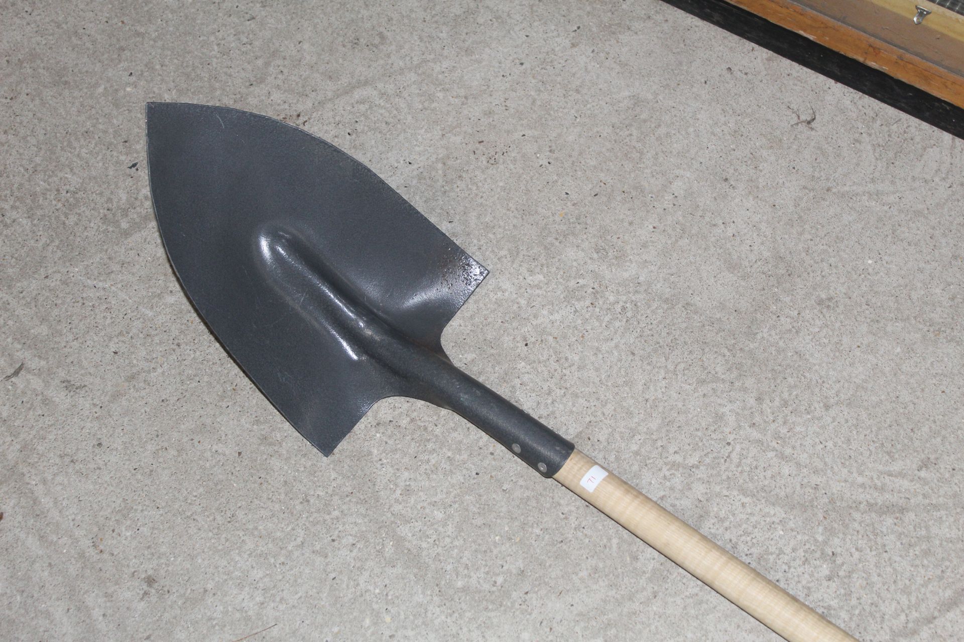Long handled digging shovel. V - Image 2 of 4