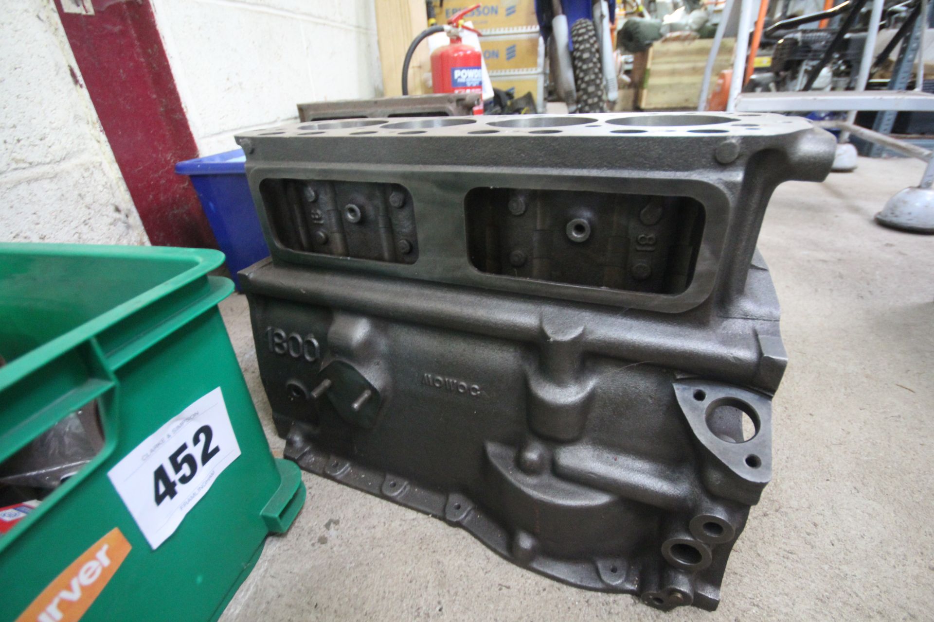 MGB 1800cc block. With various parts including con - Image 6 of 6