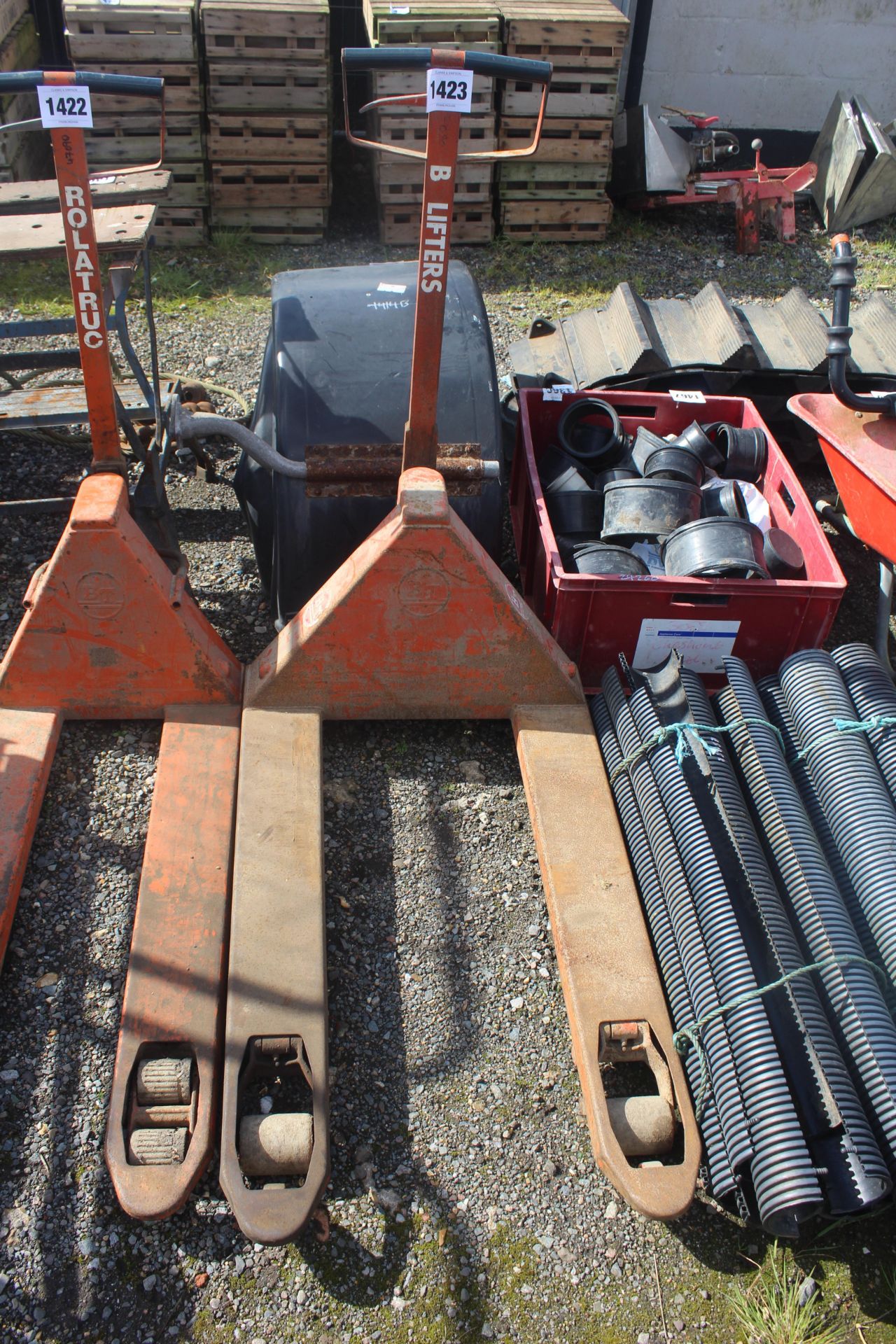 Pump-up pallet truck.