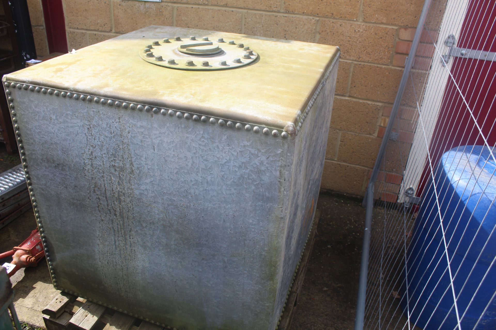 Large galvanised riveted tank. With tap and screw - Image 4 of 4