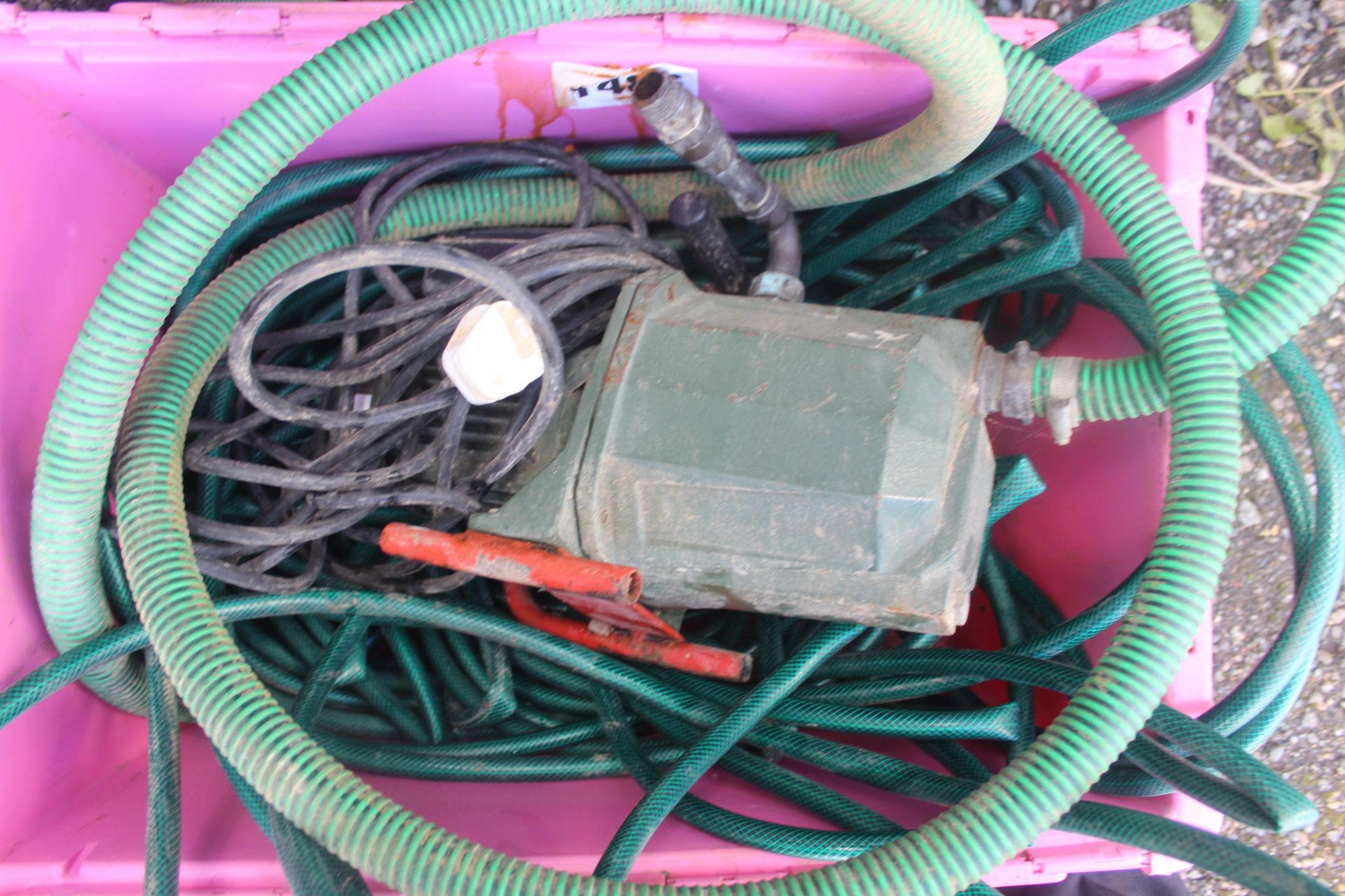 Water pump and hose. - Image 3 of 3