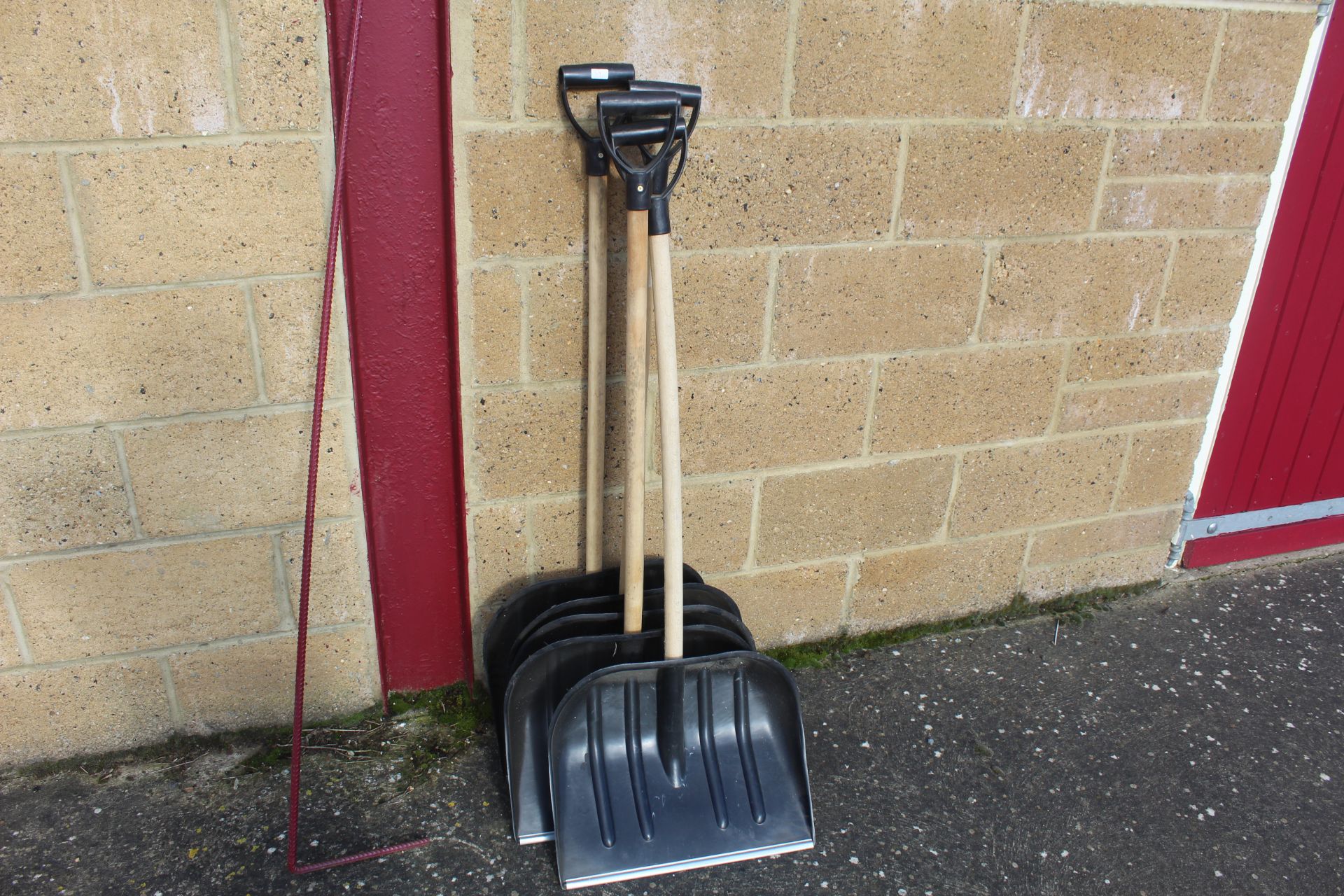 5x snow shovels. V