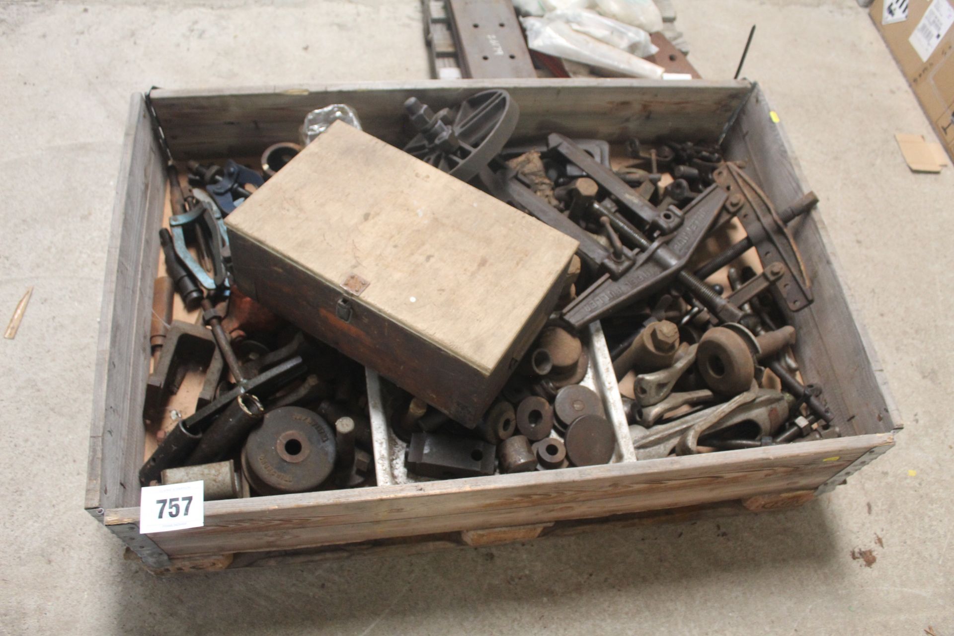 Very large quantity of various pullers.