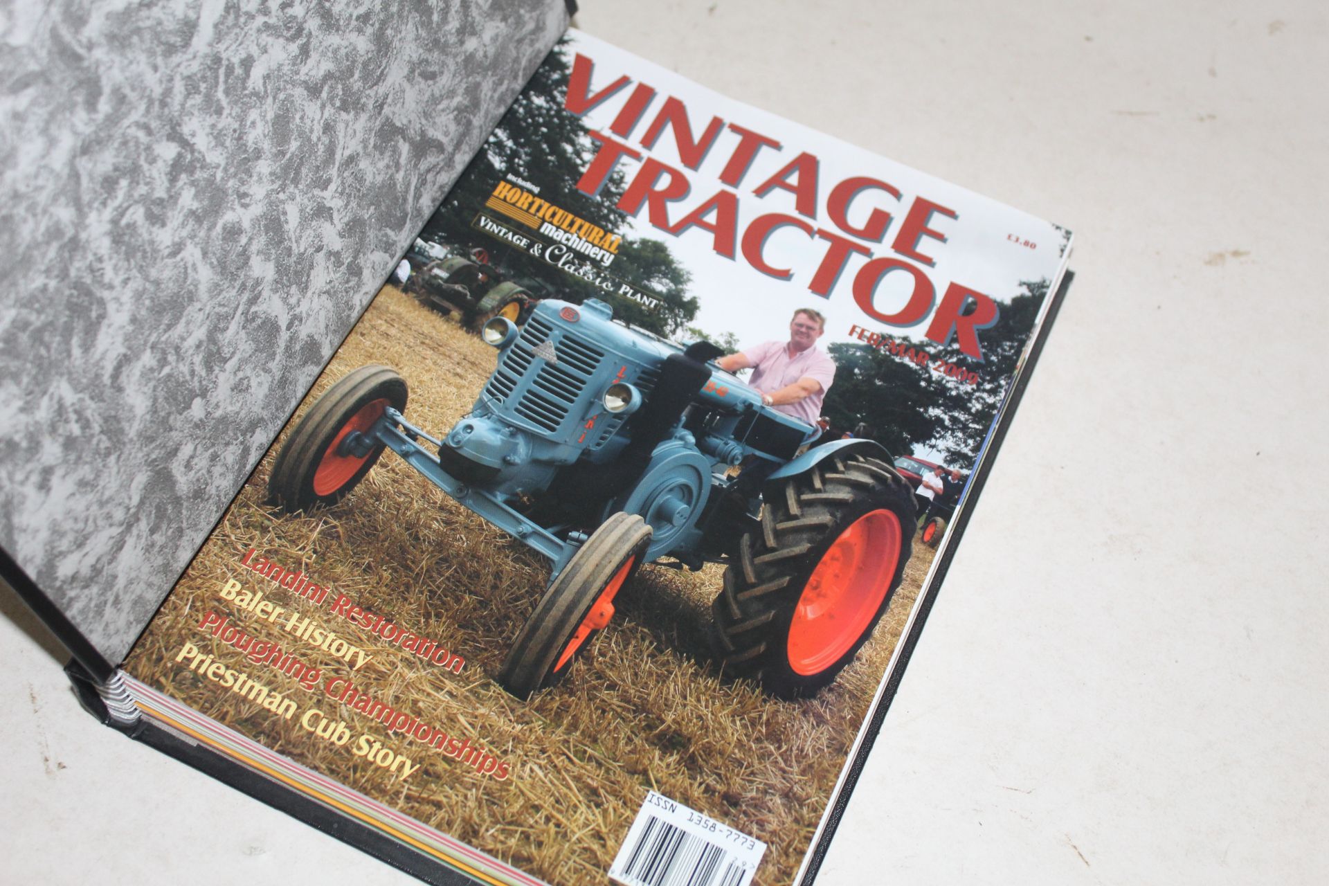Vintage Tractor Magazines in Folder. - Bild 2 aus 3