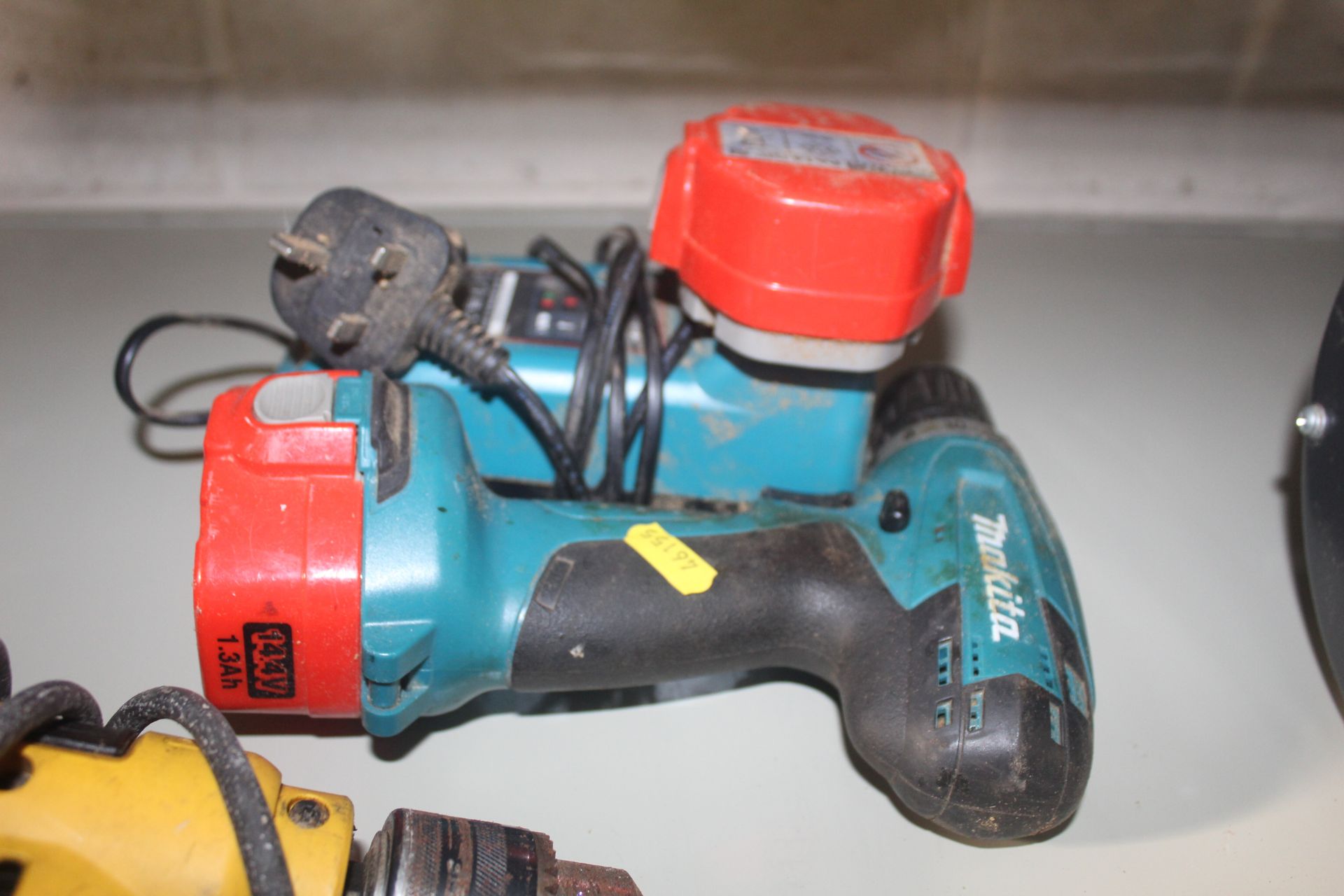 Makita cordless drill, batteries and charger and D - Image 2 of 3