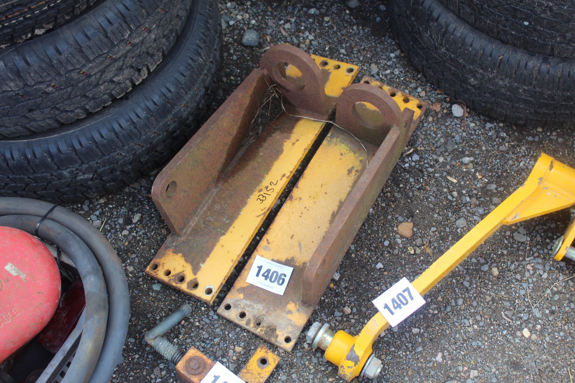 2x Matbro telehandler brackets. V