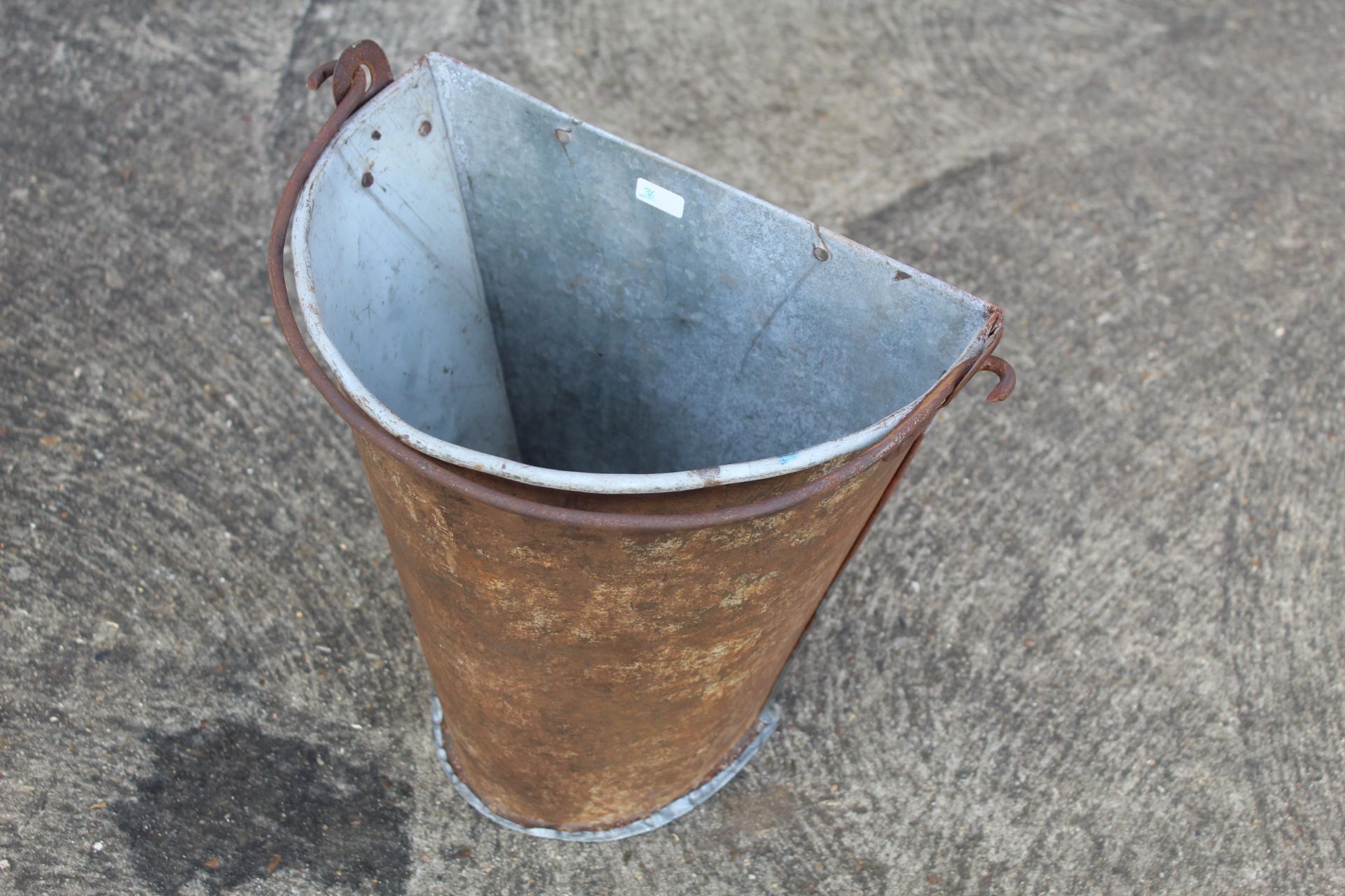 Bucket wall planter. V