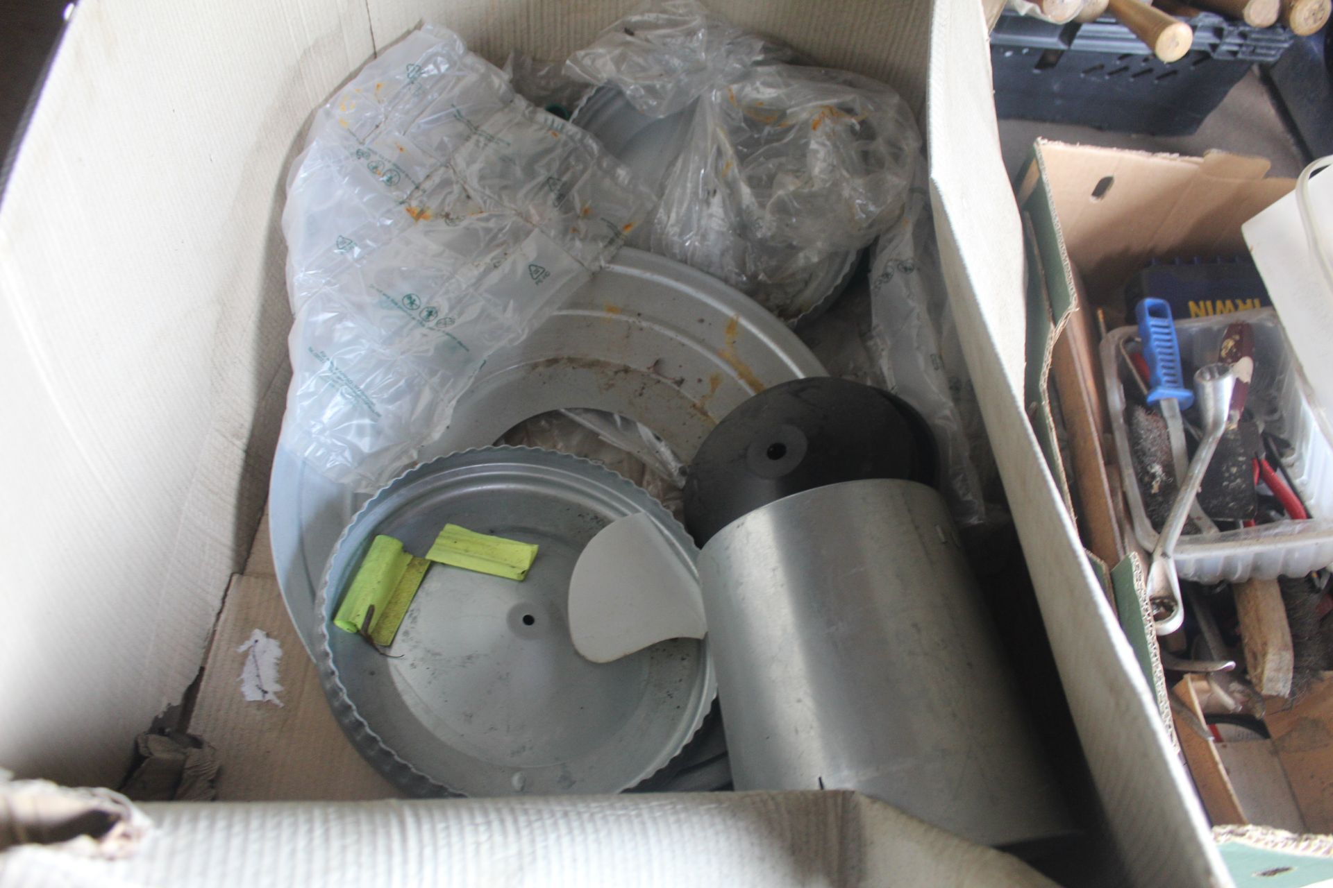 Unused poultry feeder components. - Bild 2 aus 2