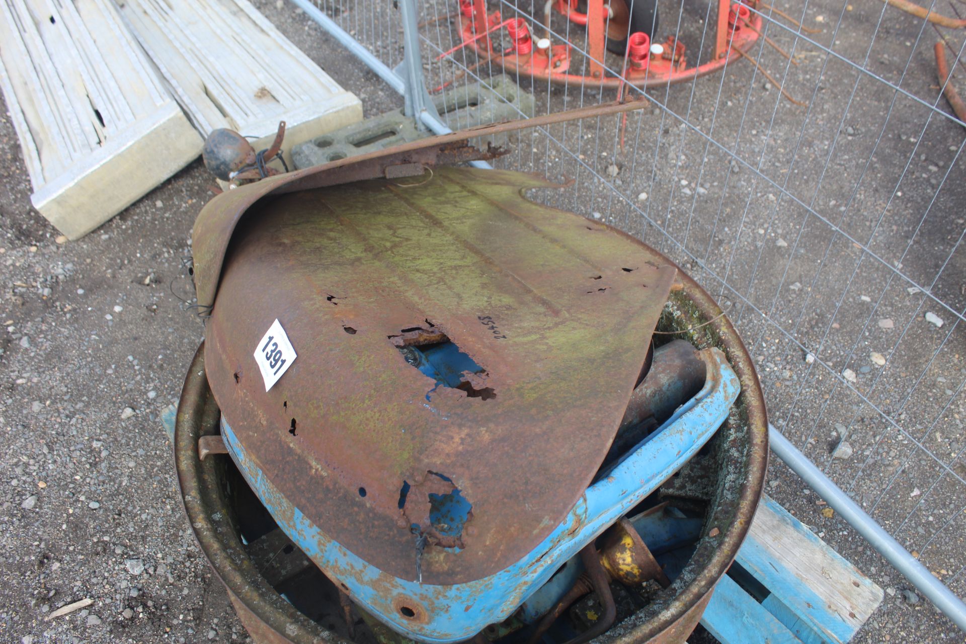 Pallet of Fordson Major parts. - Bild 3 aus 4