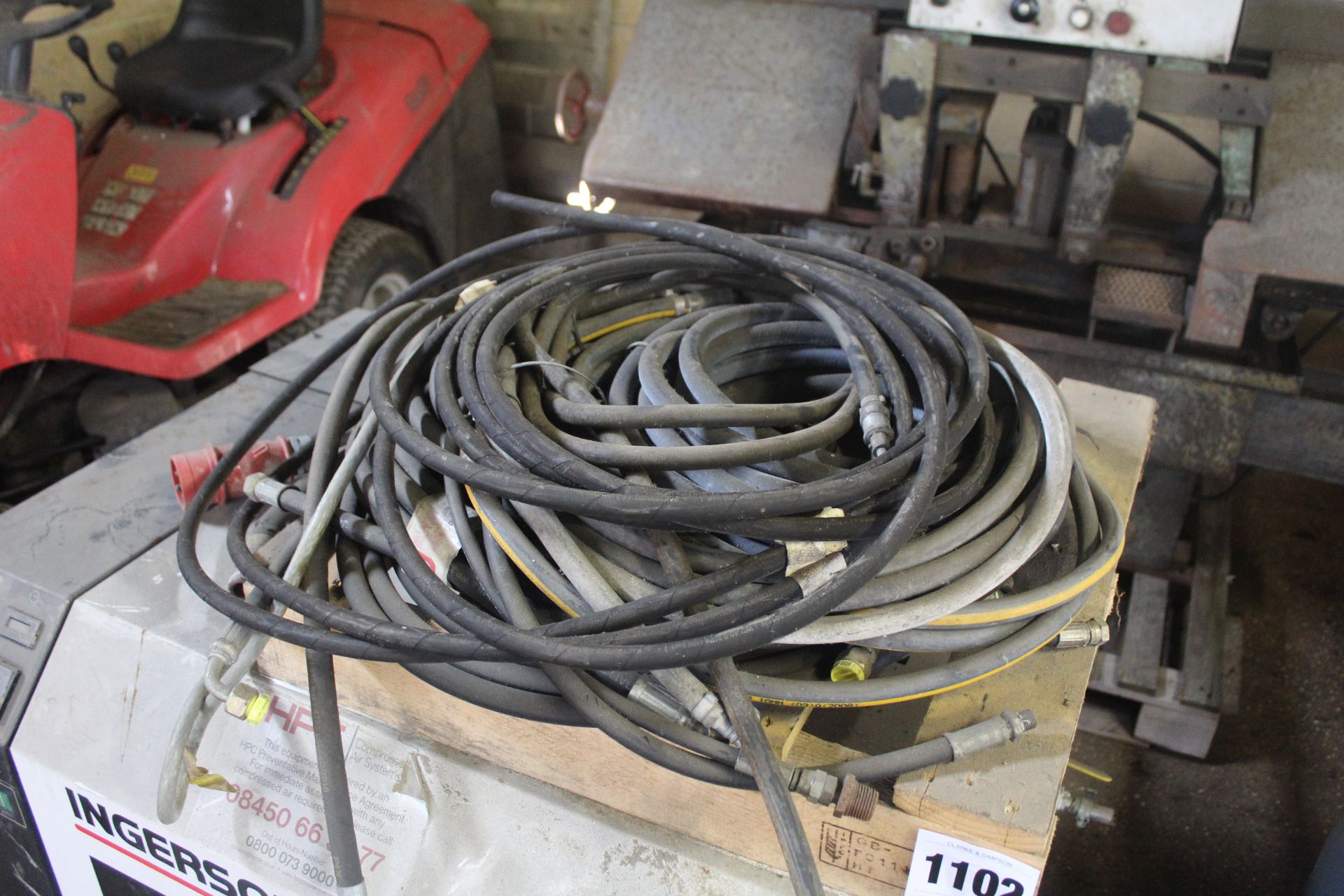 Quantity of hydraulic hoses. V