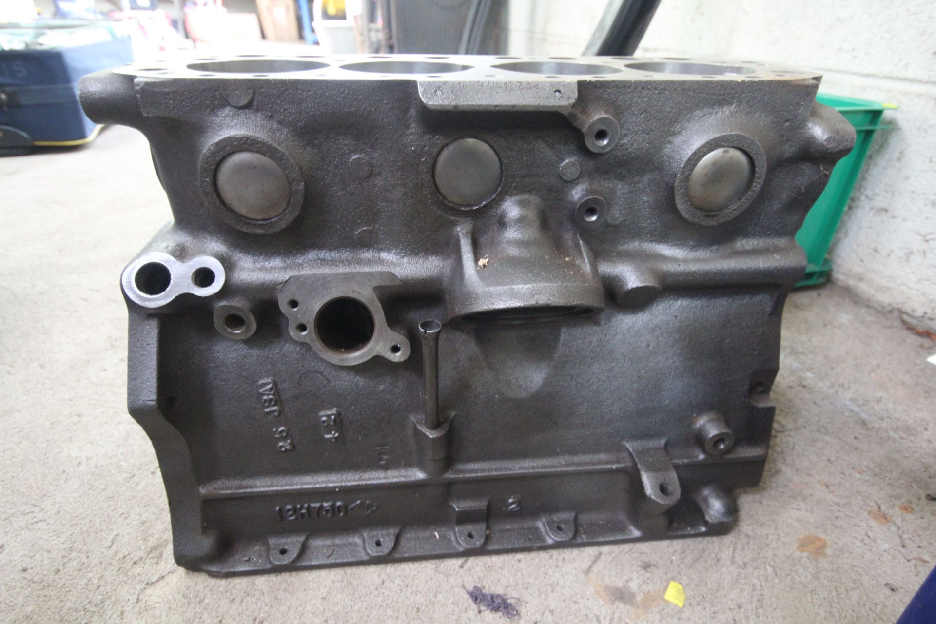 MGB 1800cc block. With various parts including con - Image 4 of 6