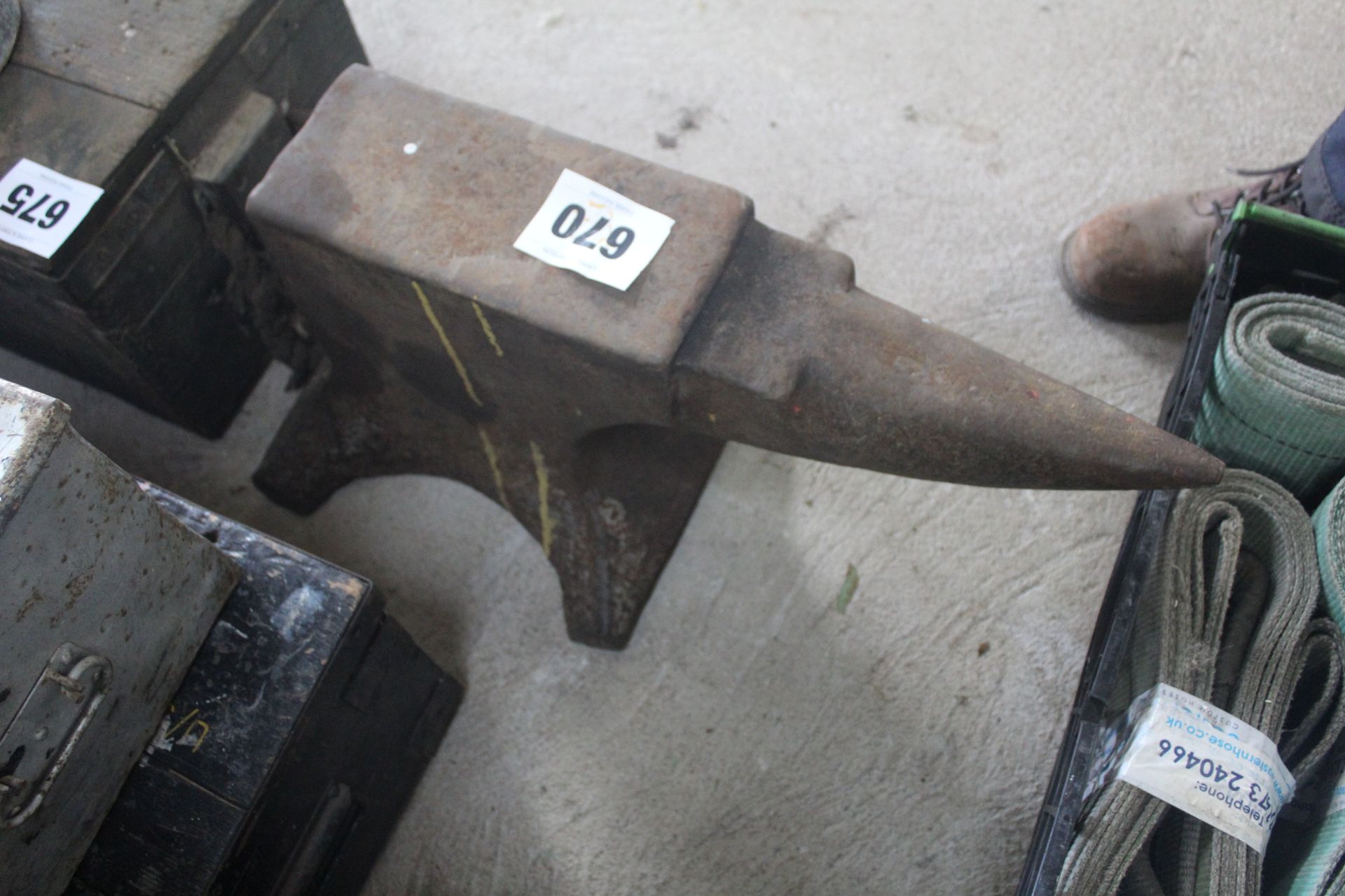 Anvil. V - Bild 2 aus 2