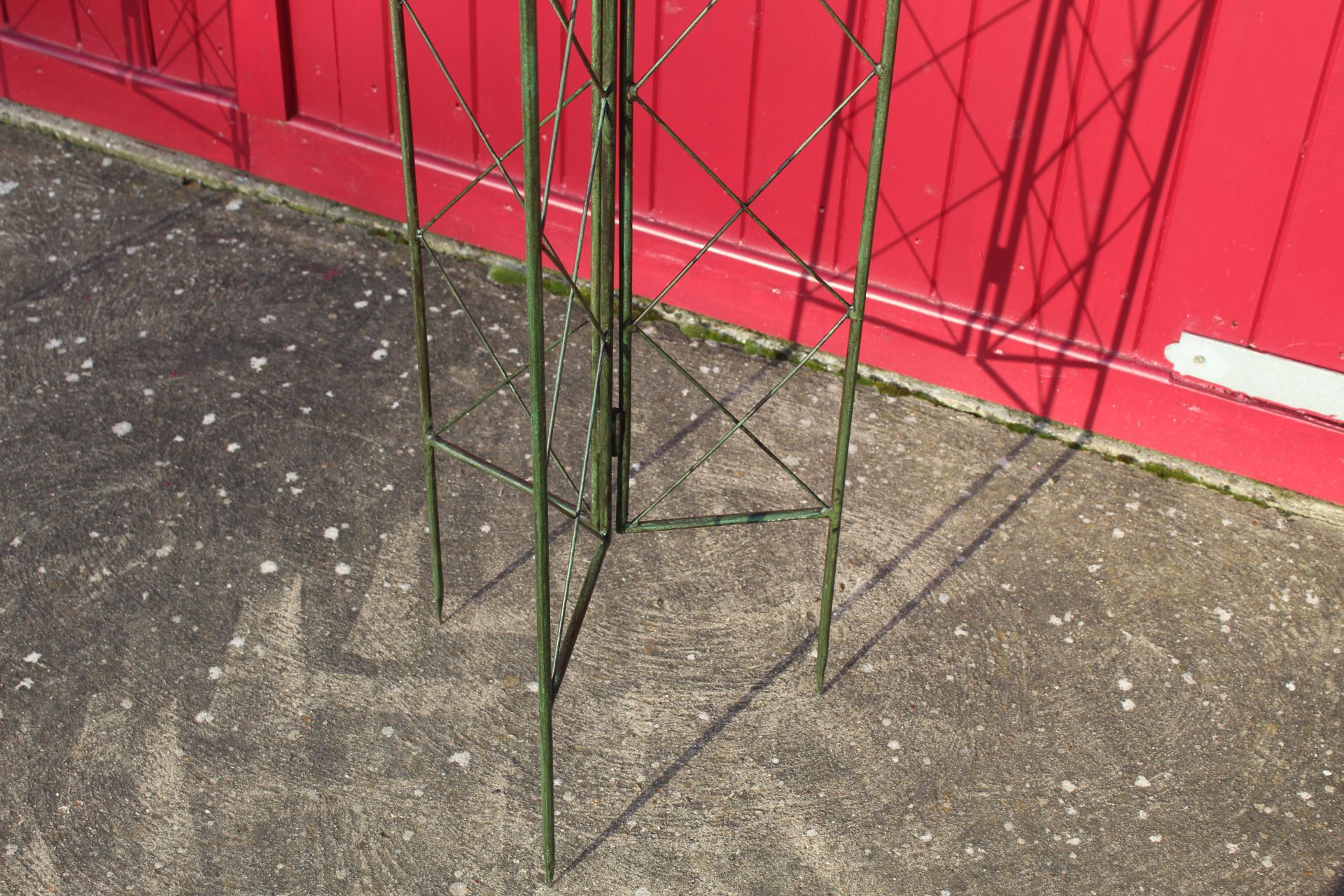 6ft folding lattice garden spire. V - Image 3 of 3