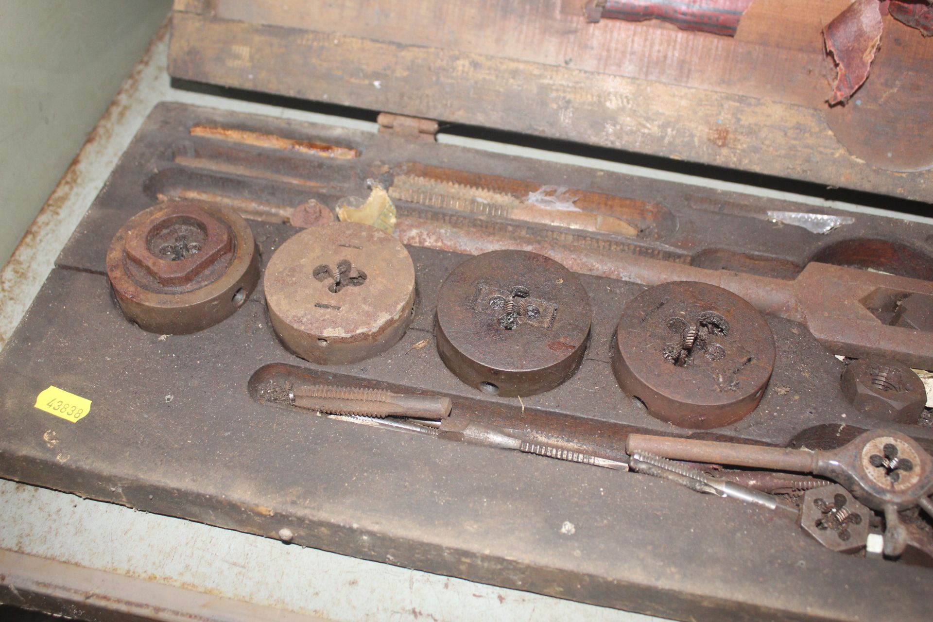 Cased tap and die set. V - Image 2 of 3