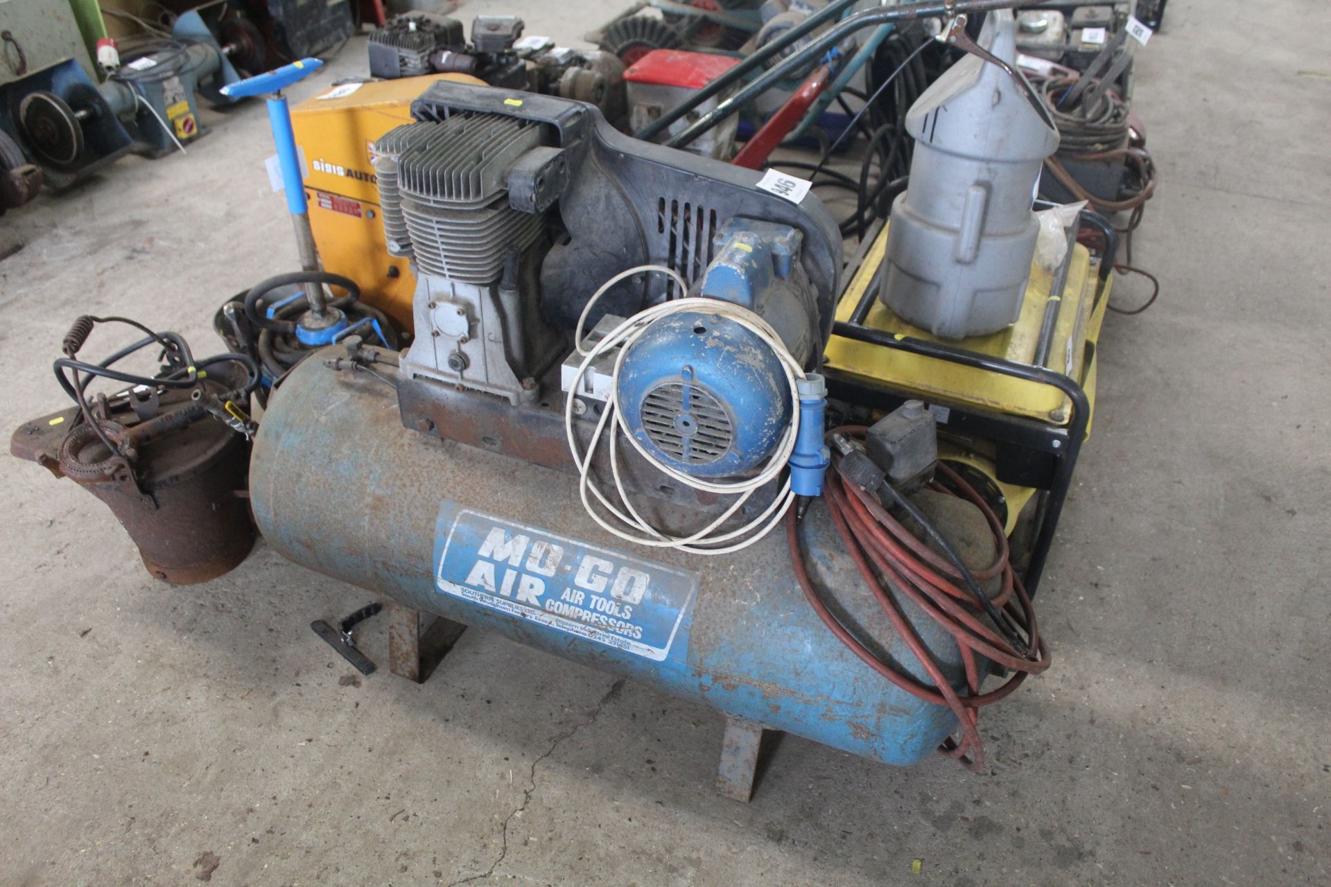 Mo-Go 240v air compressor. With hose and gun.