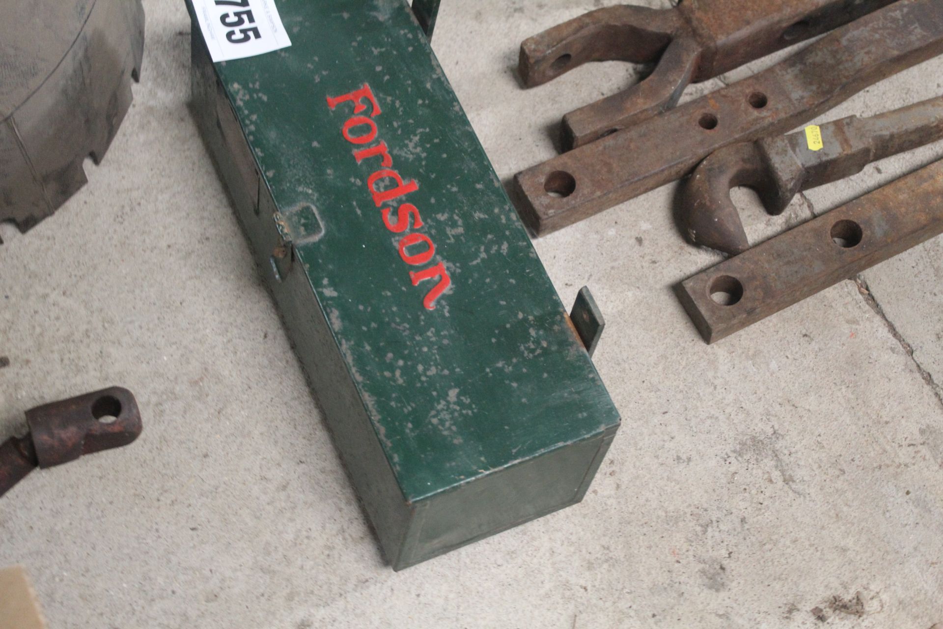 Fordson E27N toolbox. - Bild 2 aus 4