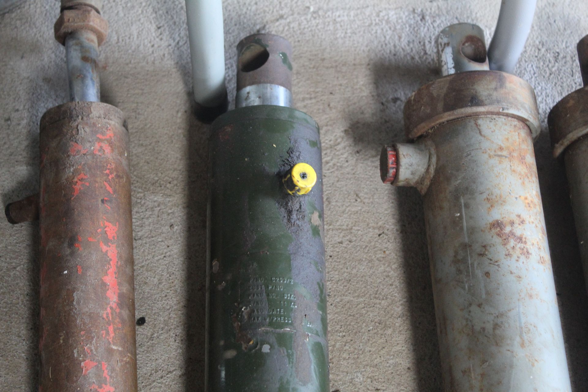 ** Updated Description ** Hydraulic ram. V - Bild 4 aus 4