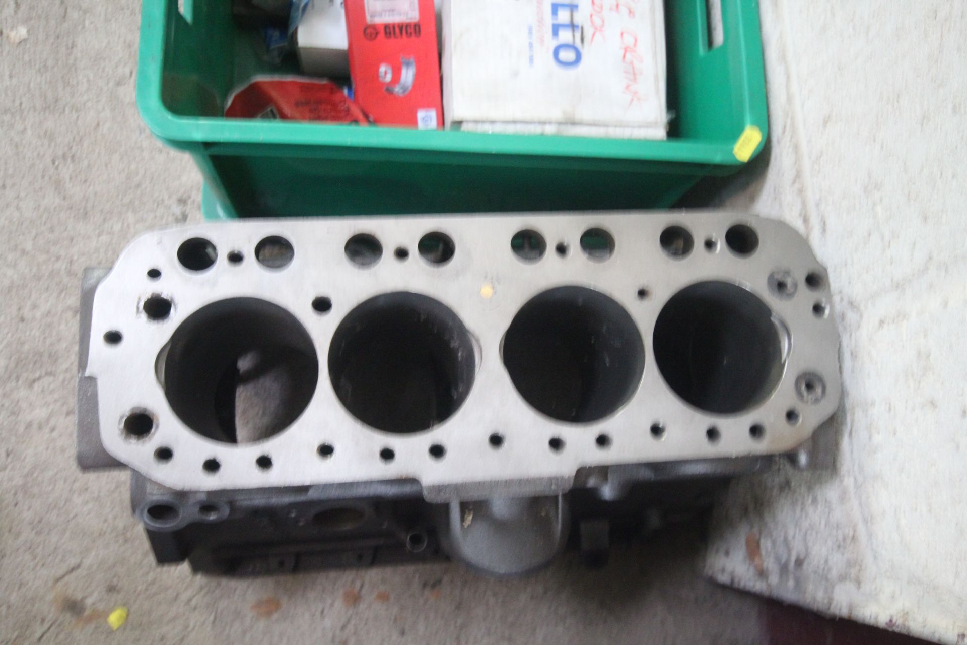 MGB 1800cc block. With various parts including con - Image 2 of 6