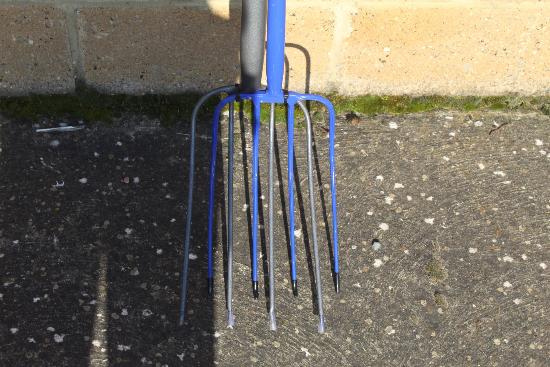 Long and short manure forks. V - Image 5 of 5
