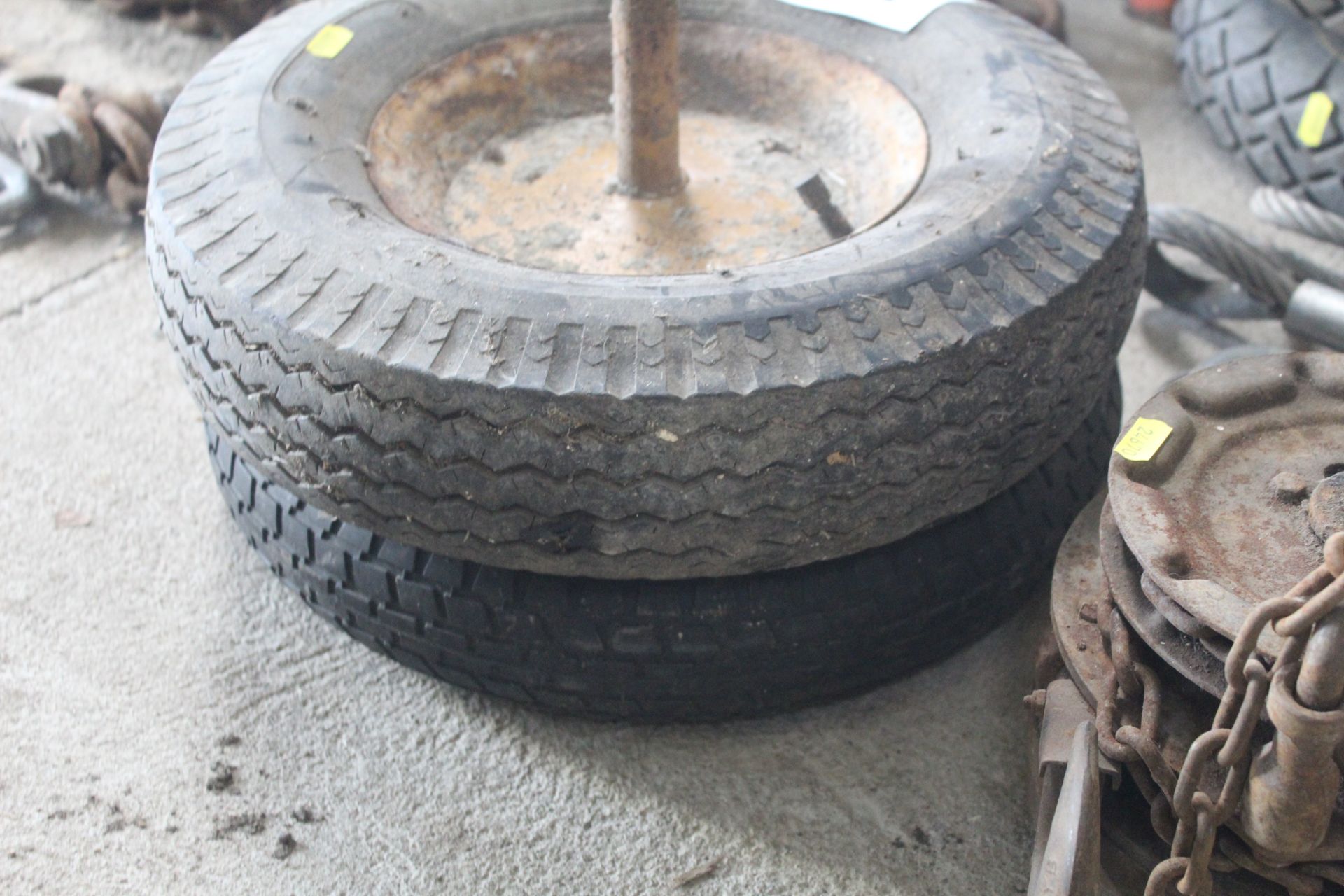 Wheel barrow wheel and another tyre. - Bild 2 aus 3
