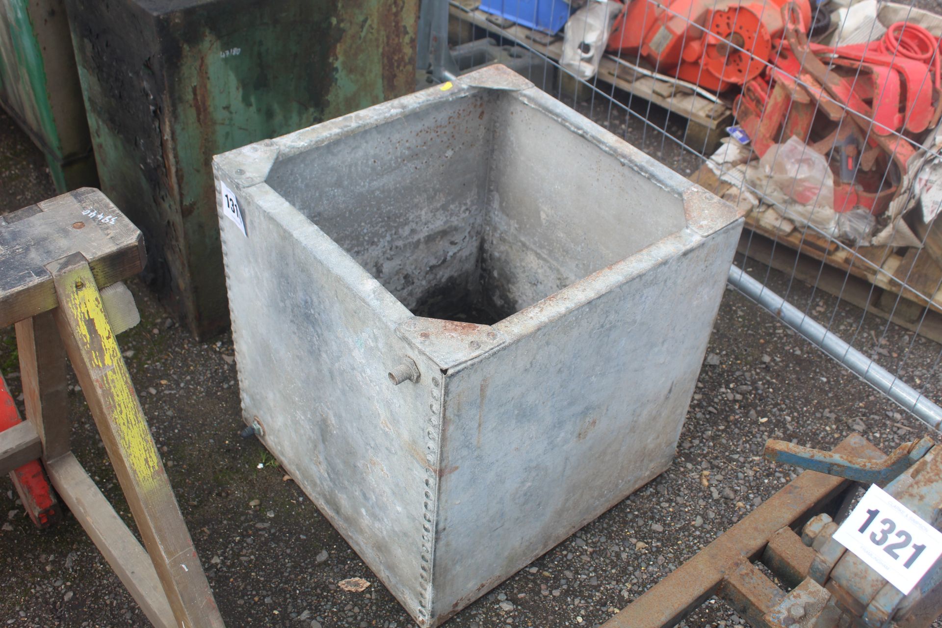 Riveted water tank. - Image 2 of 2