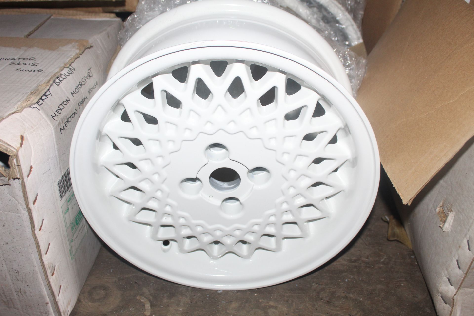 4x white lattice wheels. - Image 2 of 2