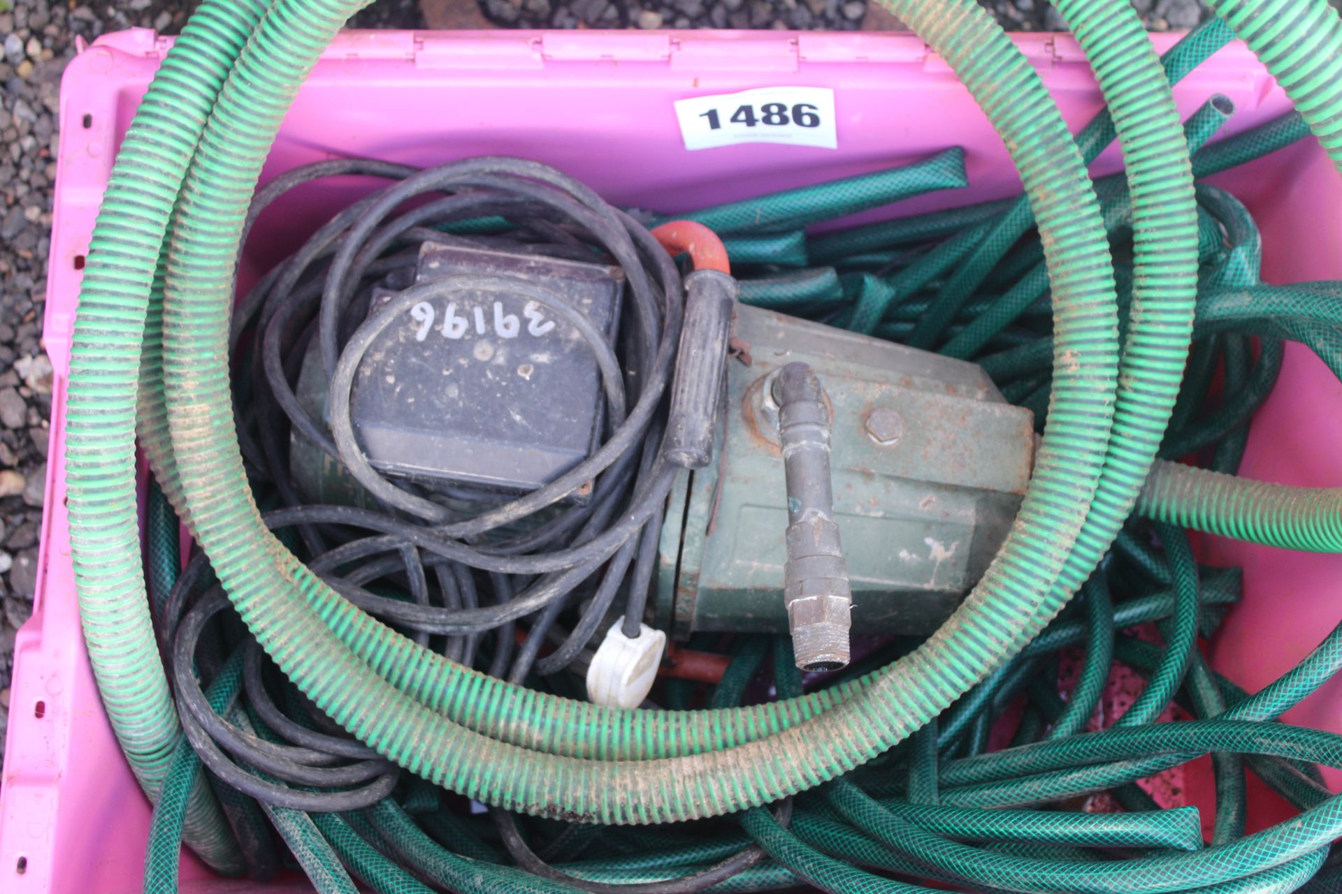 Water pump and hose. - Image 2 of 3