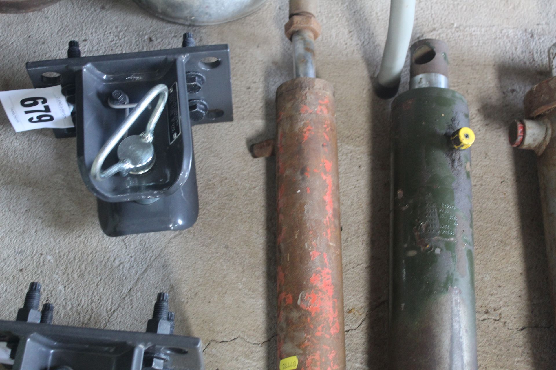 Hydraulic ram. Require resealing. V - Image 3 of 3