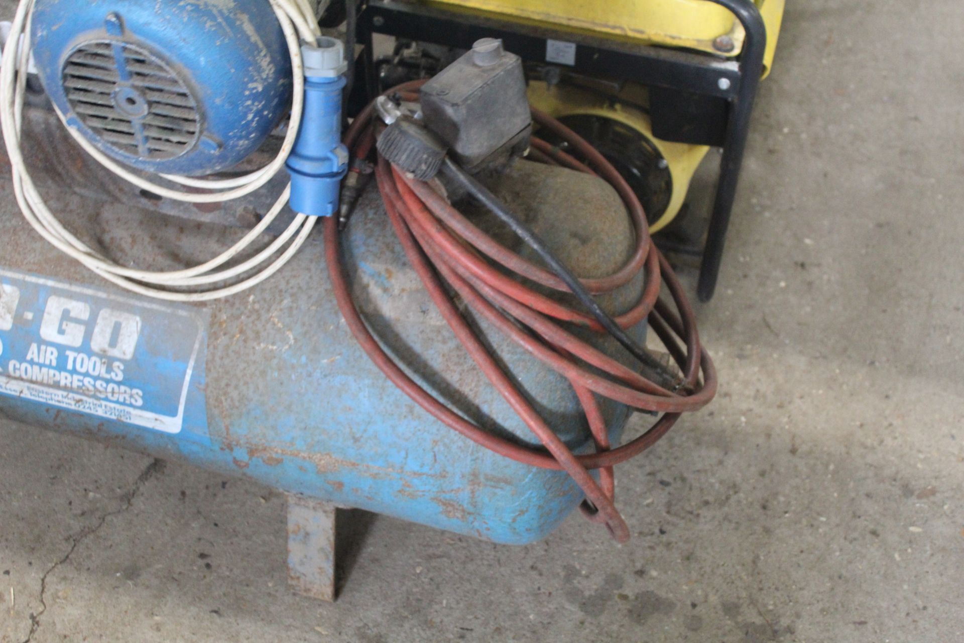 Mo-Go 240v air compressor. With hose and gun. - Image 5 of 8