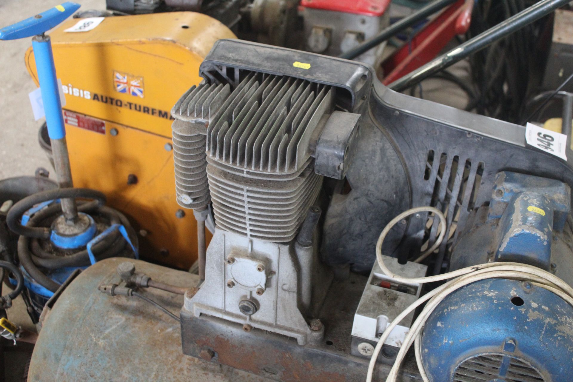 Mo-Go 240v air compressor. With hose and gun. - Image 2 of 8