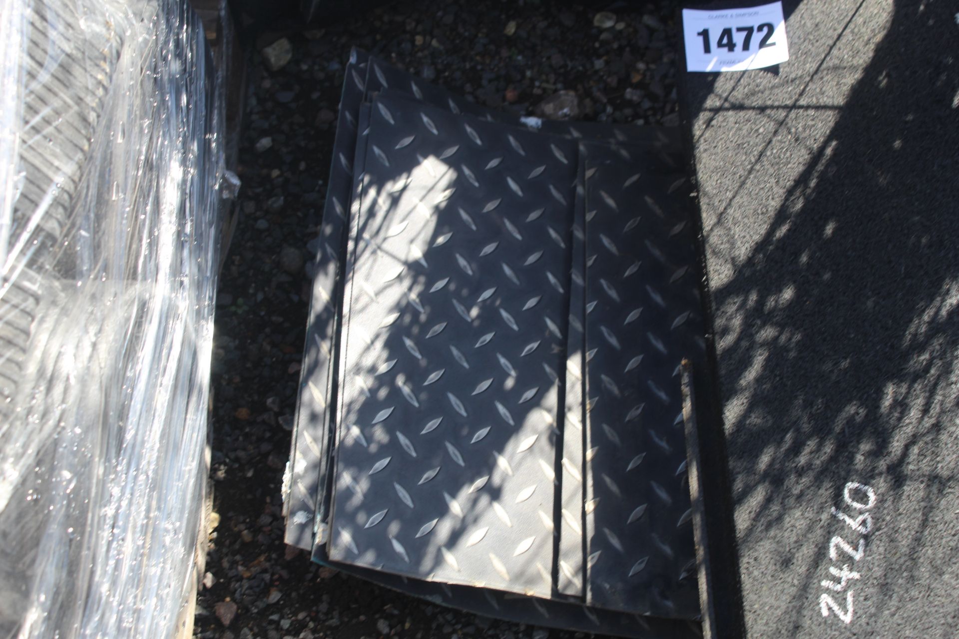 Cushioned and chequer plate matting. - Image 2 of 3