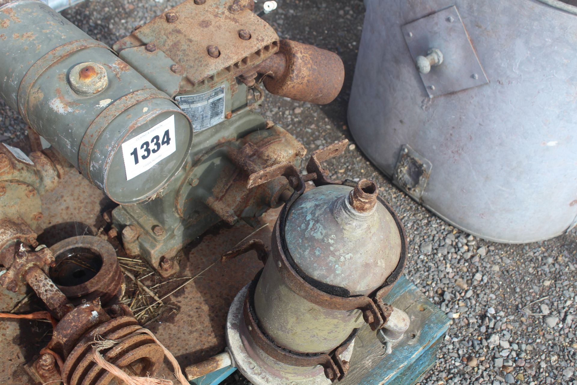 American Briggs and Stratton engine and pump. V - Image 3 of 5