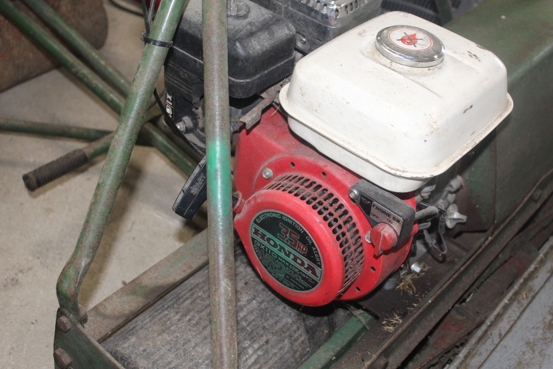 Atco B30 Royal lawn mower. With roller seat and grass box. From local deceased estate. - Image 6 of 11