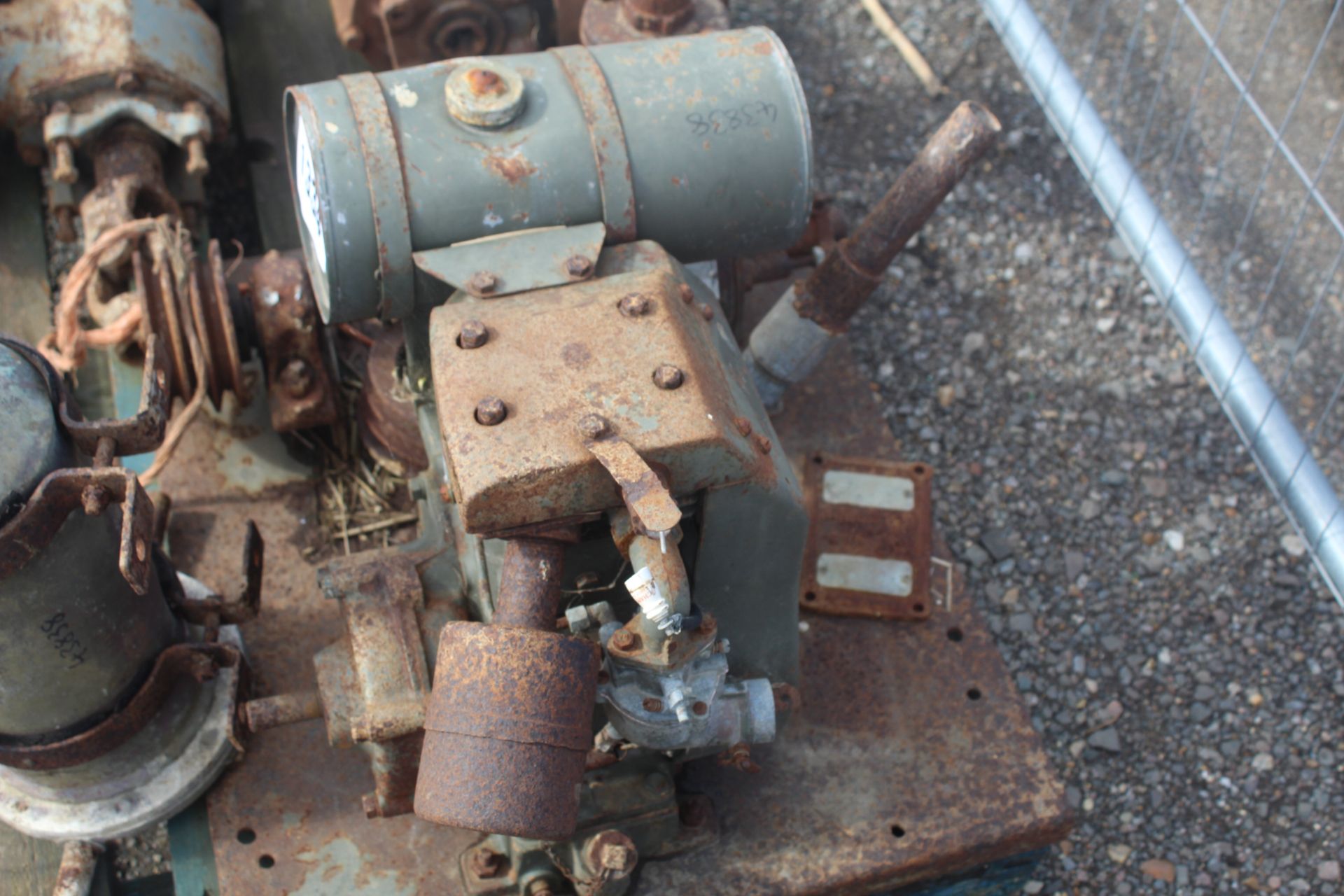 American Briggs and Stratton engine and pump. V - Image 4 of 5