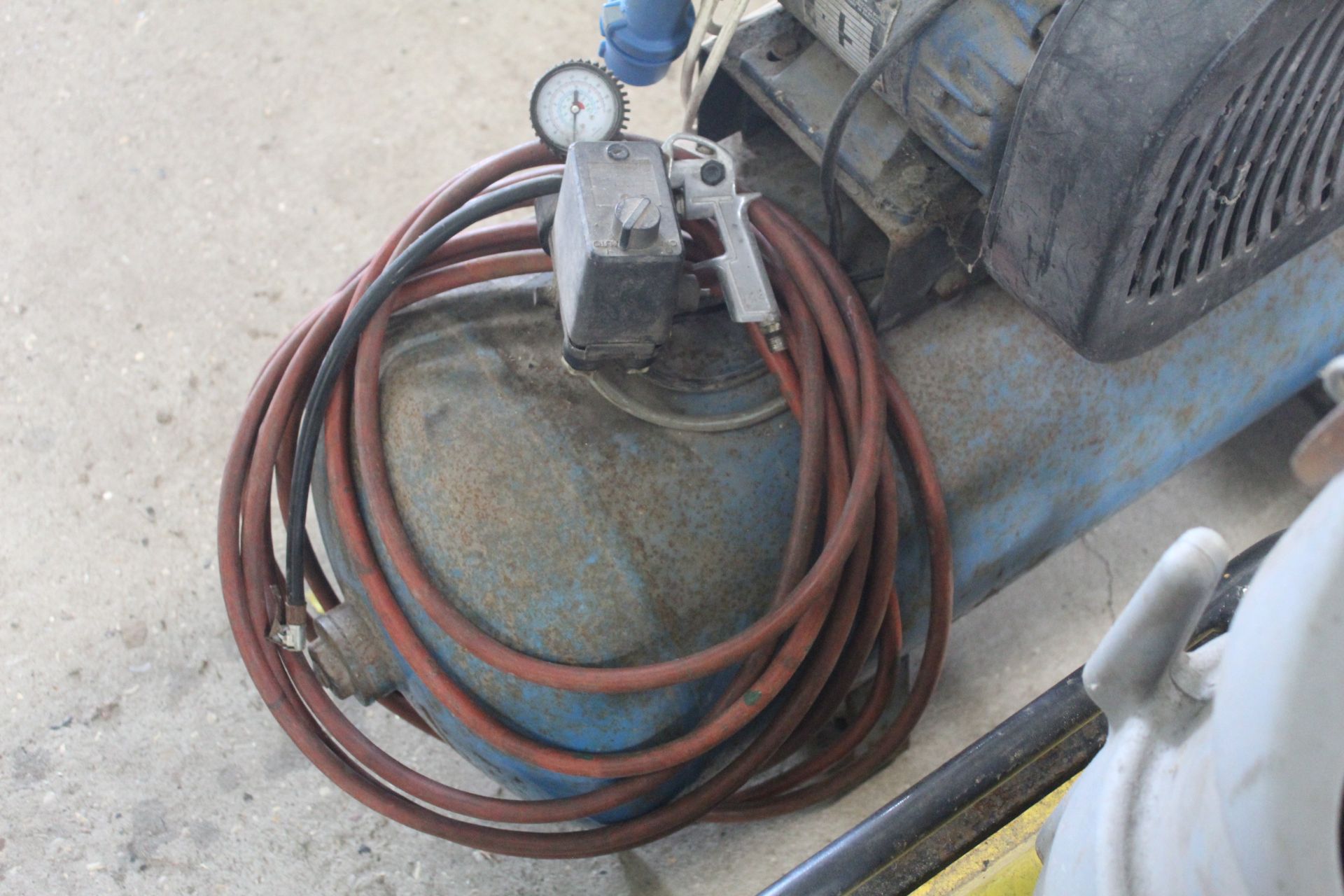 Mo-Go 240v air compressor. With hose and gun. - Image 6 of 8