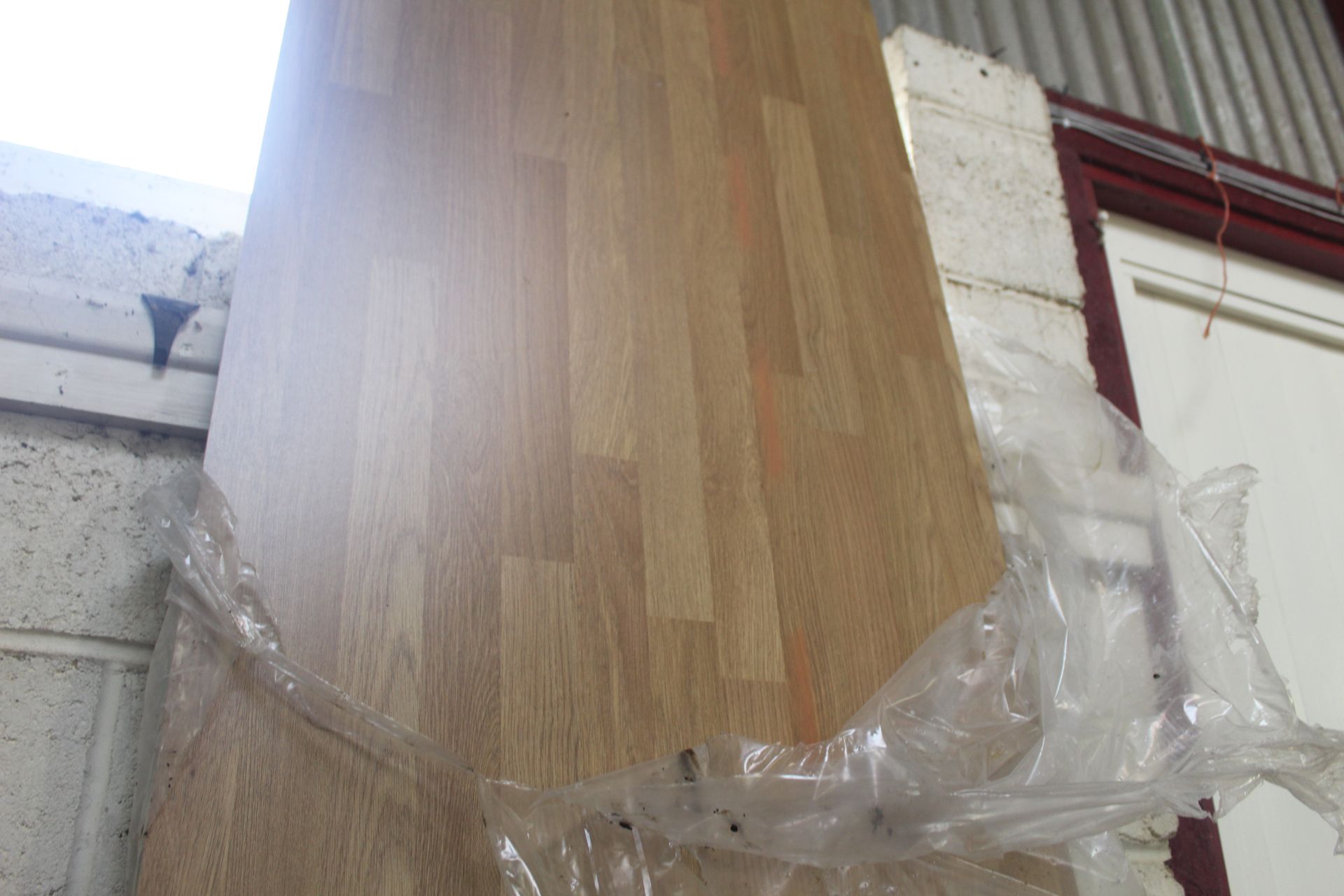 Large section of wood laminate effect worktop. - Image 4 of 7