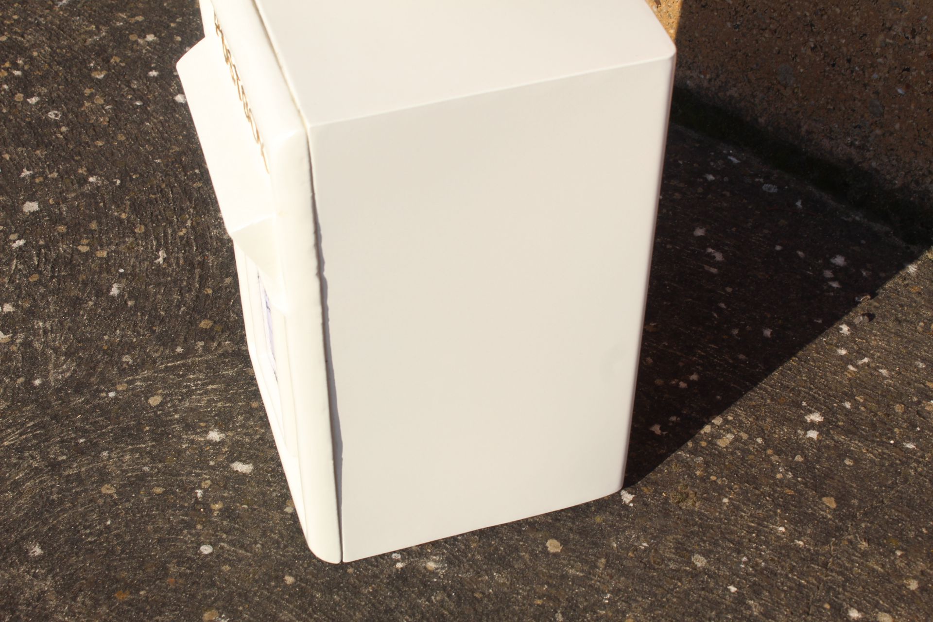 White postbox (270mm deep). V - Image 5 of 5