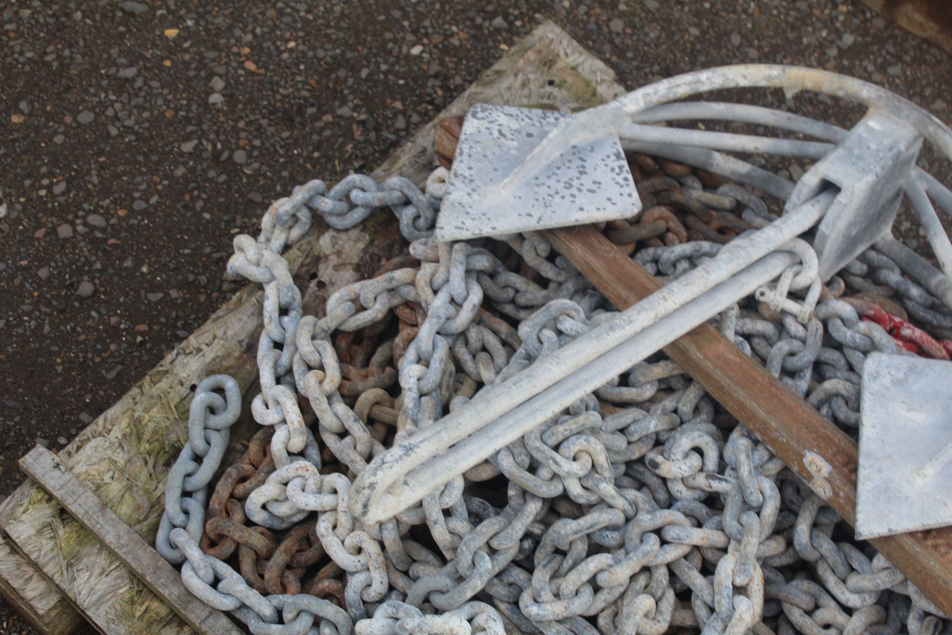 2x anchors and 50ft galvanised anchor chain. - Bild 2 aus 3